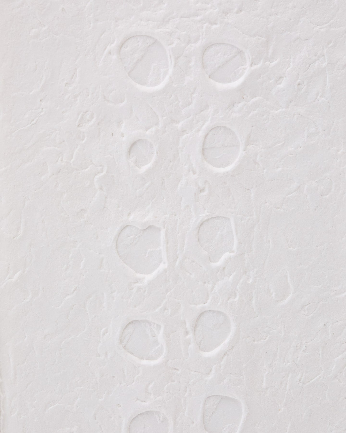 Abstraktes Wandbild Olvin aus weissem Recyclingpapier mit handgefertigten Reliefs, Punkte-Kreise-Muster, Grösse 44 x 94 cm.