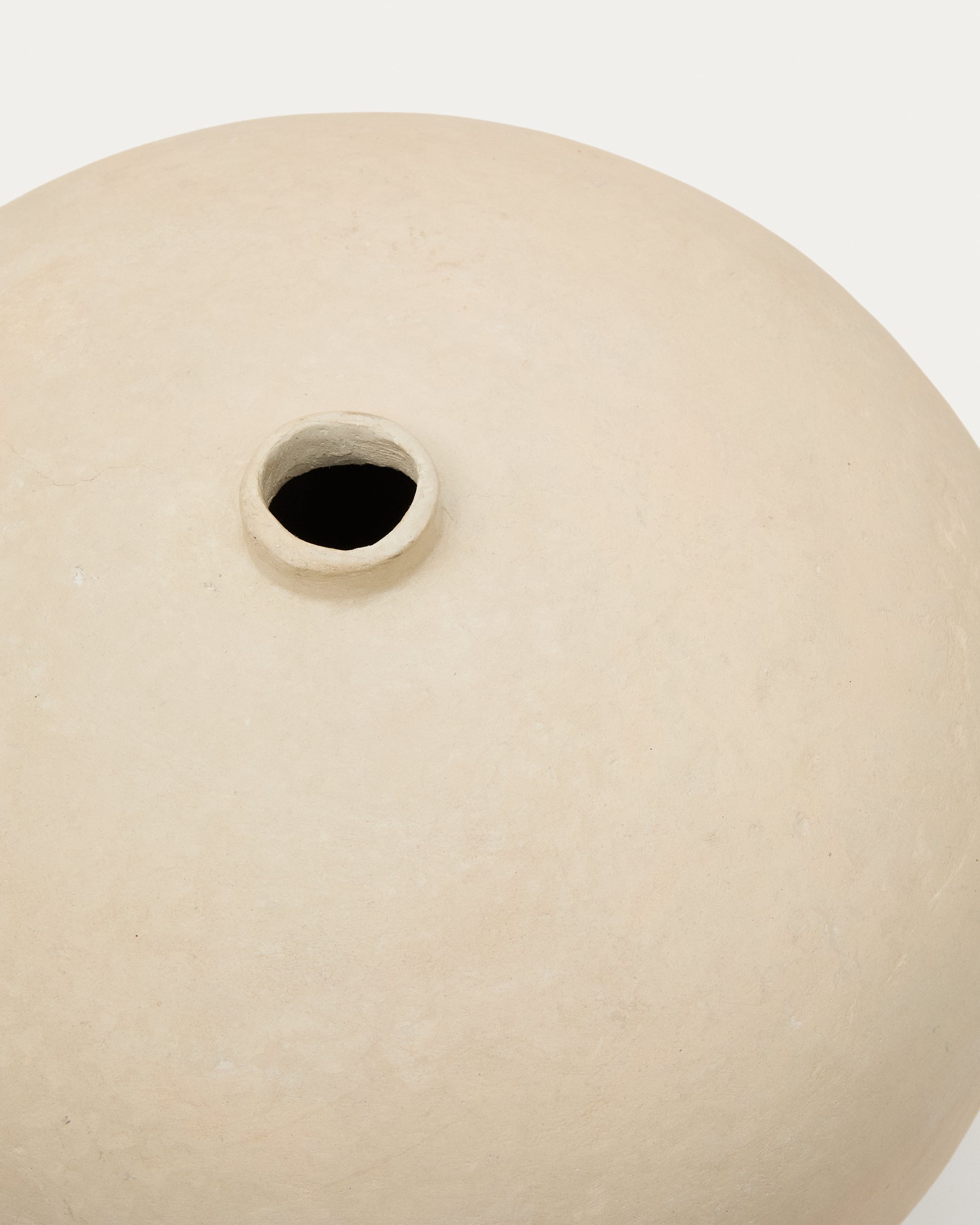 Elegante 23 cm hohe Vase Nivala aus Pappmaché in Weiß, ideal für frische Blumenarrangements und als dekoratives Element in jedem Raum.