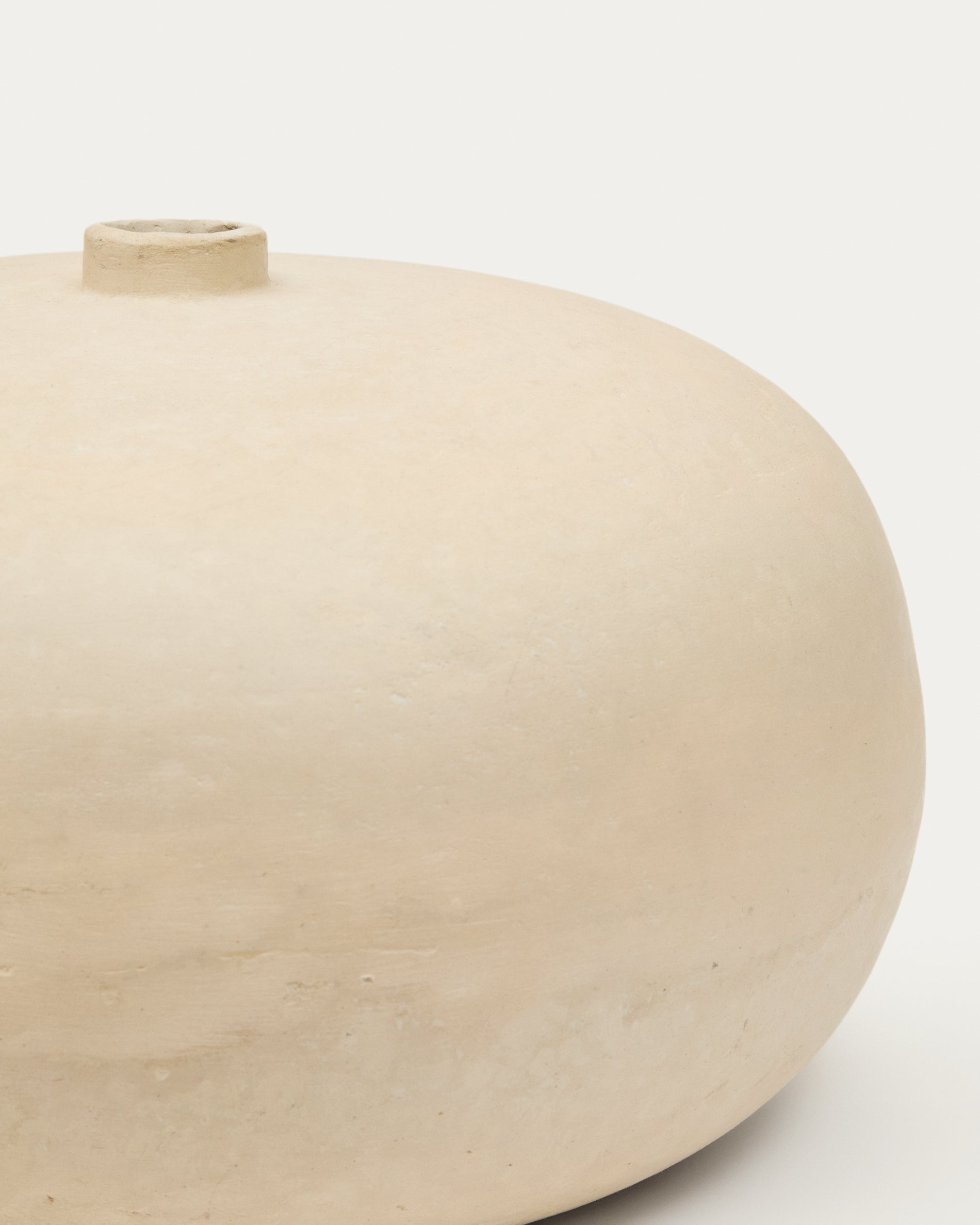 Stilvolle 23 cm hohe Vase Nivala aus leichtem Pappmaché in Weiß, perfekt für kreative Blumenarrangements und als modernes Deko-Highlight.