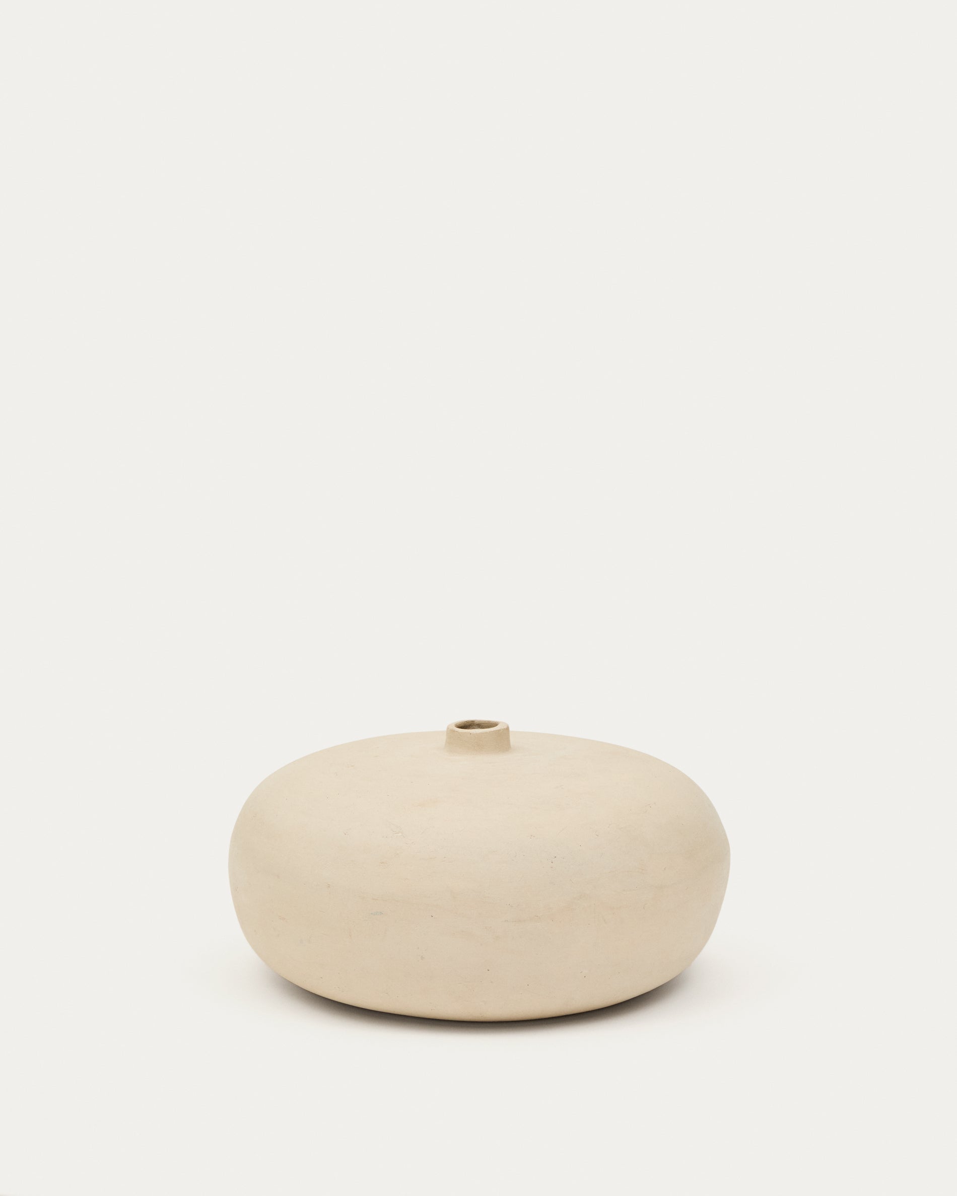 Vase Nivala aus Pappmaché 15,5 cm in Weiß präsentiert im Onlineshop von KAQTU Design AG. Vase ist von Kave Home