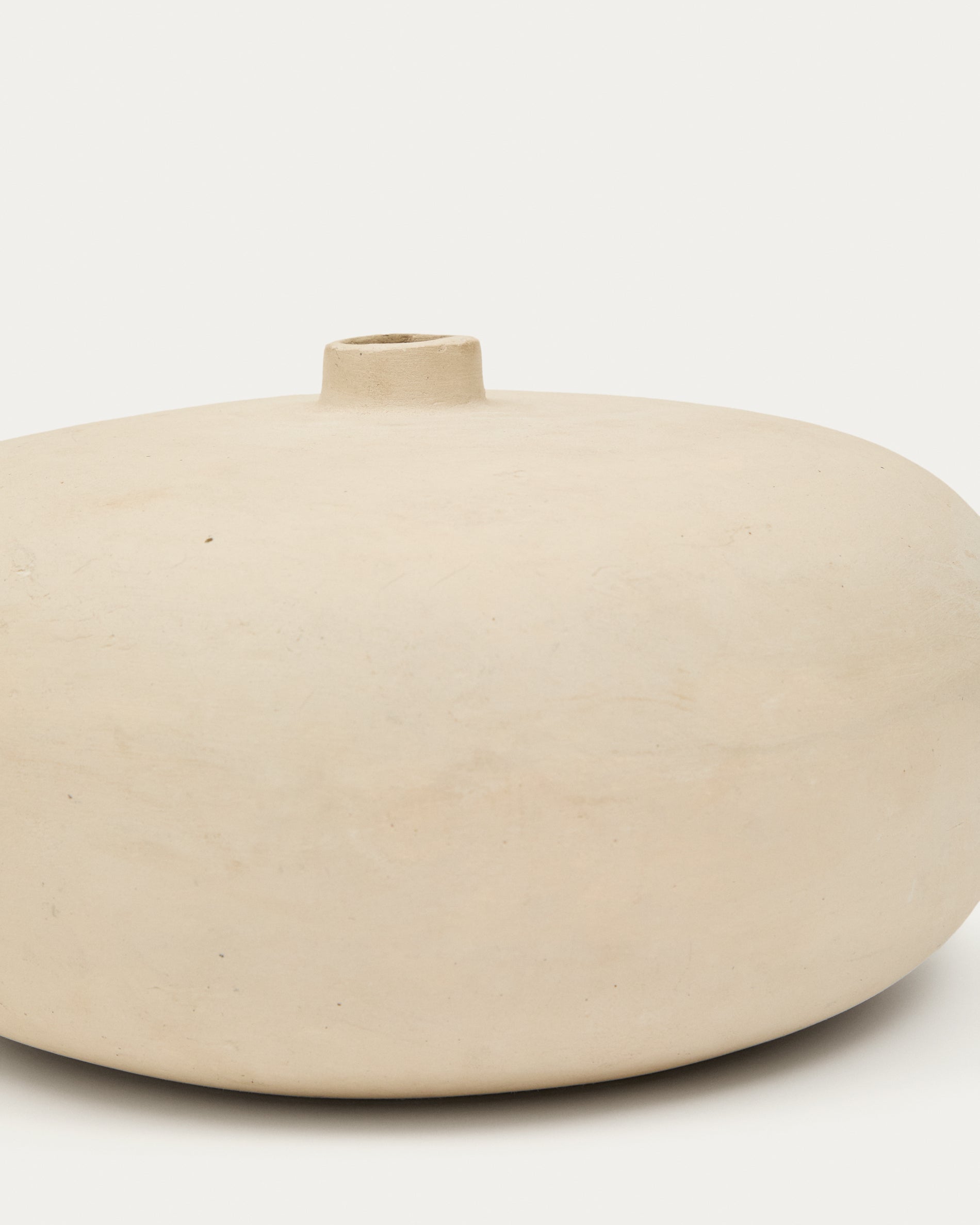 Stilvolle Nivala Vase aus Pappmaché in Weiß, 15,5 cm hoch, perfekt für kreative Blumenarrangements und als modernes Deko-Highlight.