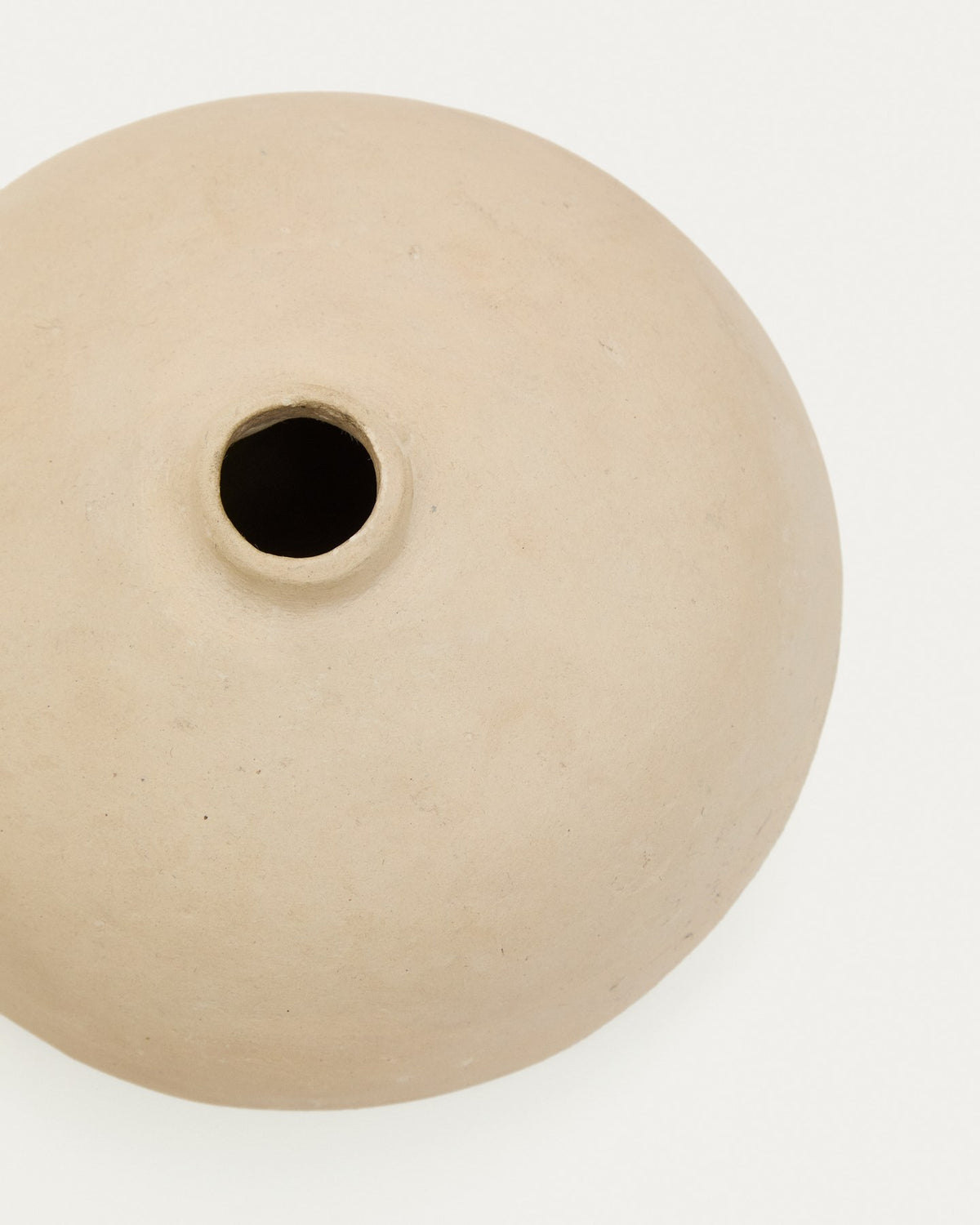 Weisse Vase Nivala aus Pappmaché von Kave Home, kompakte runde Form mit glattem Finish, Höhe 8,5 cm, handgefertigtes Unikat.