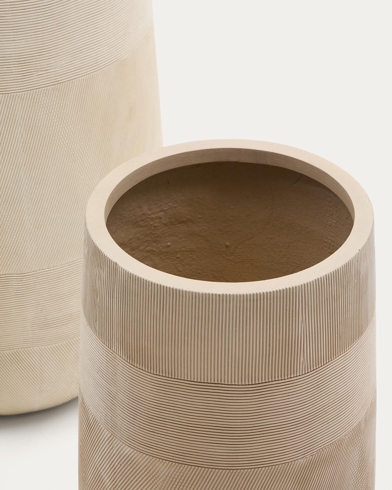 Blumentopf Tival in Zementoptik beige Ø 45 cm in Hellgrau präsentiert im Onlineshop von KAQTU Design AG. Blumentopf ist von Kave Home