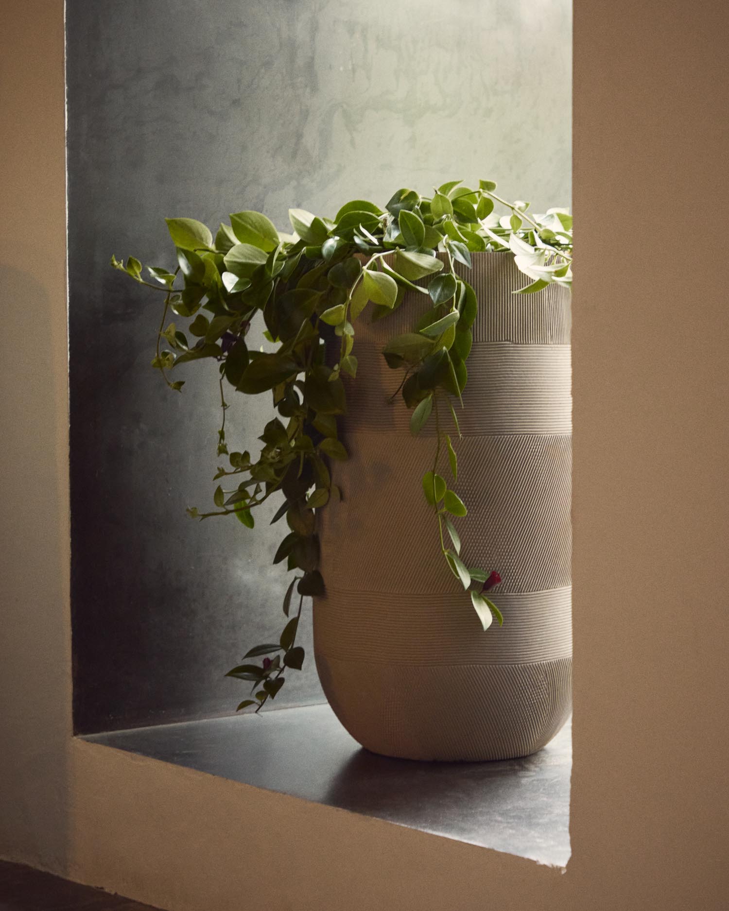 Blumentopf Tival in Zementoptik beige Ø 45 cm in Hellgrau präsentiert im Onlineshop von KAQTU Design AG. Blumentopf ist von Kave Home