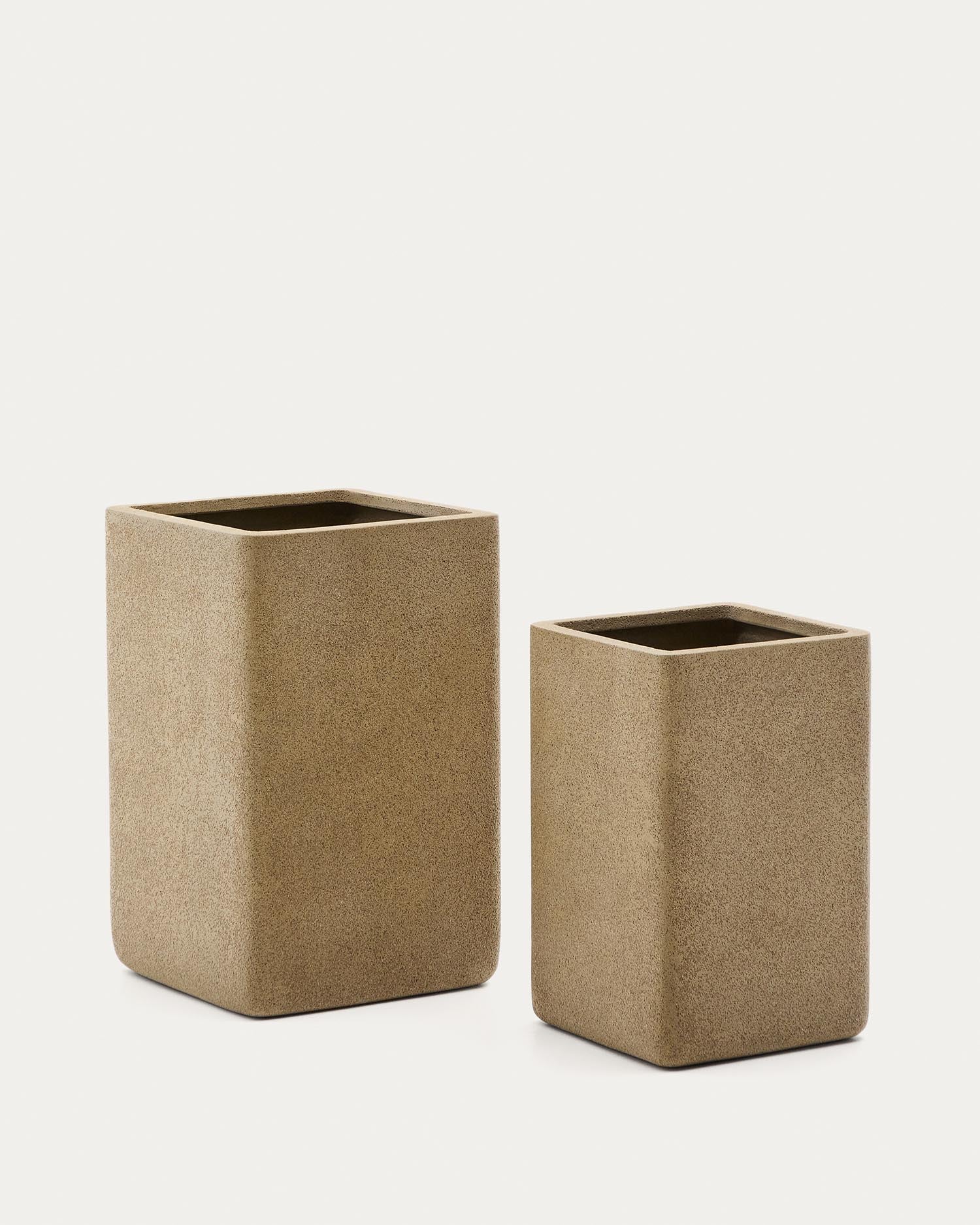 Set aus 2 hohen Blumentöpfen Minoa in Steinoptik senffarben 44 x 44 cm in Schwarz präsentiert im Onlineshop von KAQTU Design AG. Blumentopf ist von Kave Home