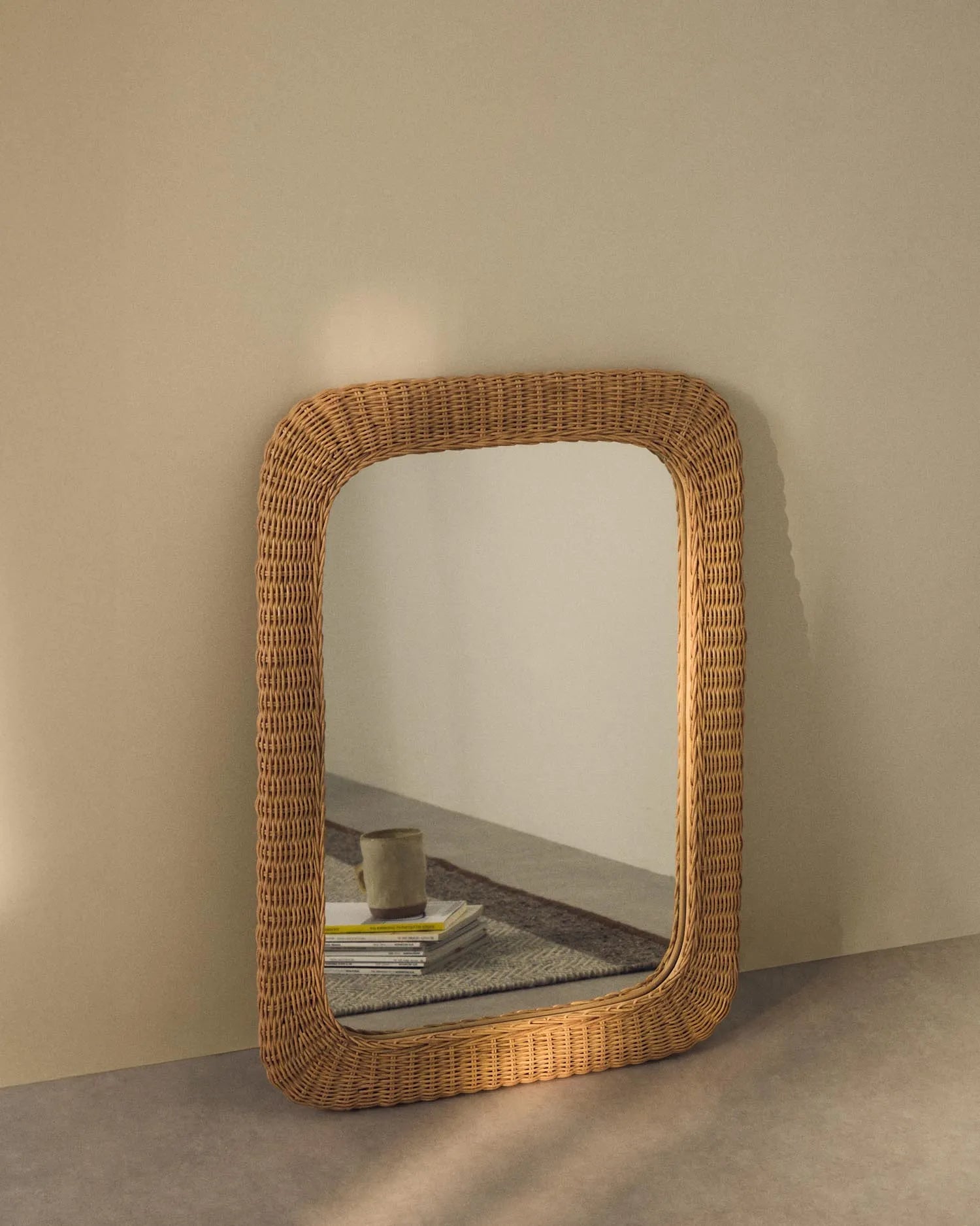 Rattanspiegel Zilna, 58 x 79 cm in Natur präsentiert im Onlineshop von KAQTU Design AG. Spiegel ist von Kave Home