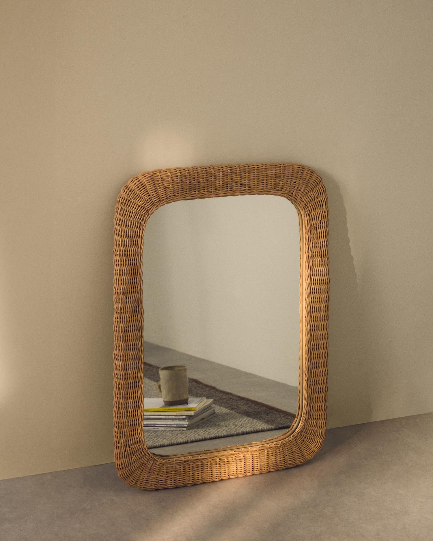 Rattanspiegel Zilna, 58 x 79 cm in Natur präsentiert im Onlineshop von KAQTU Design AG. Spiegel ist von Kave Home