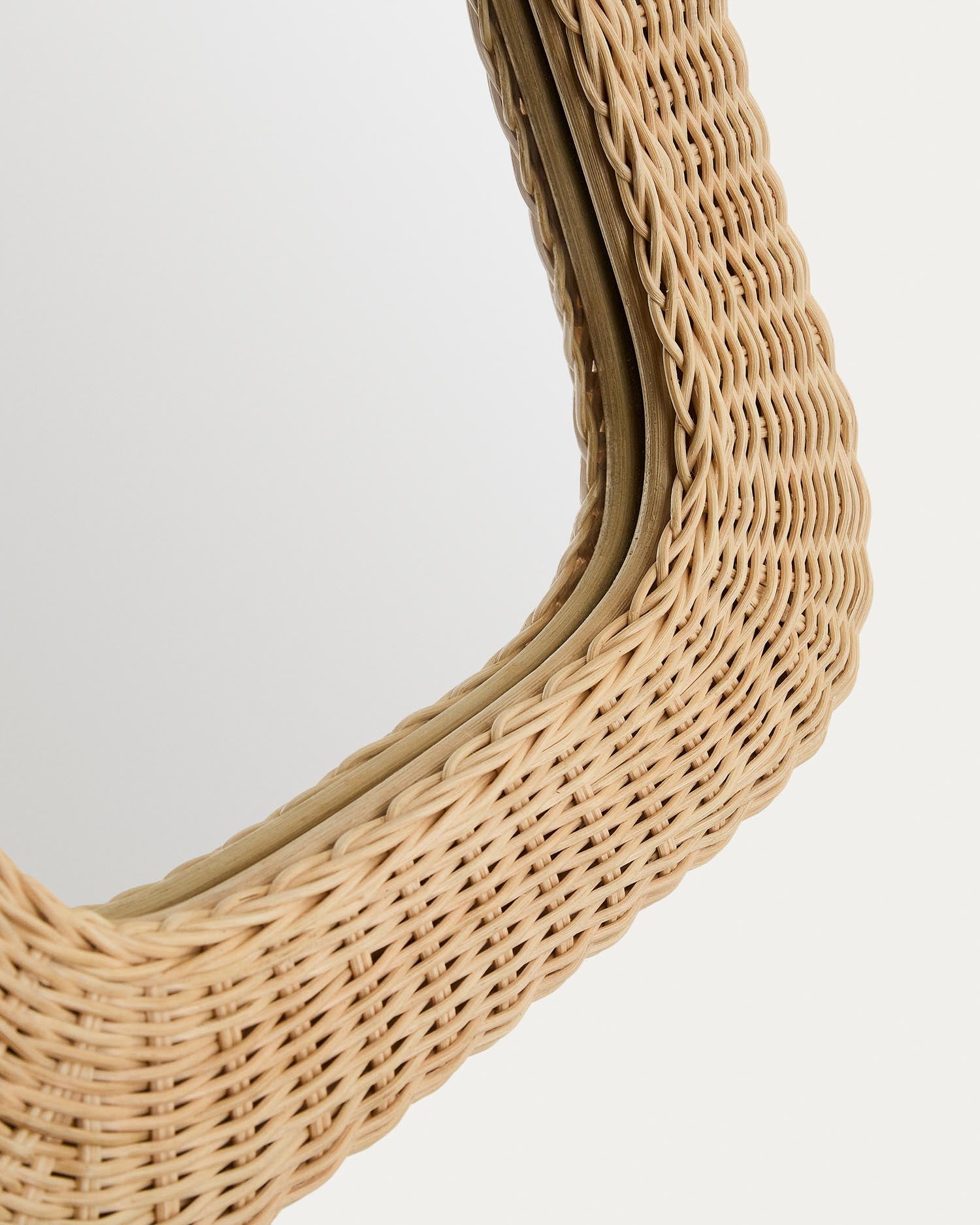 Rattanspiegel Zilna, 38 x 59 cm in Natur präsentiert im Onlineshop von KAQTU Design AG. Spiegel ist von Kave Home