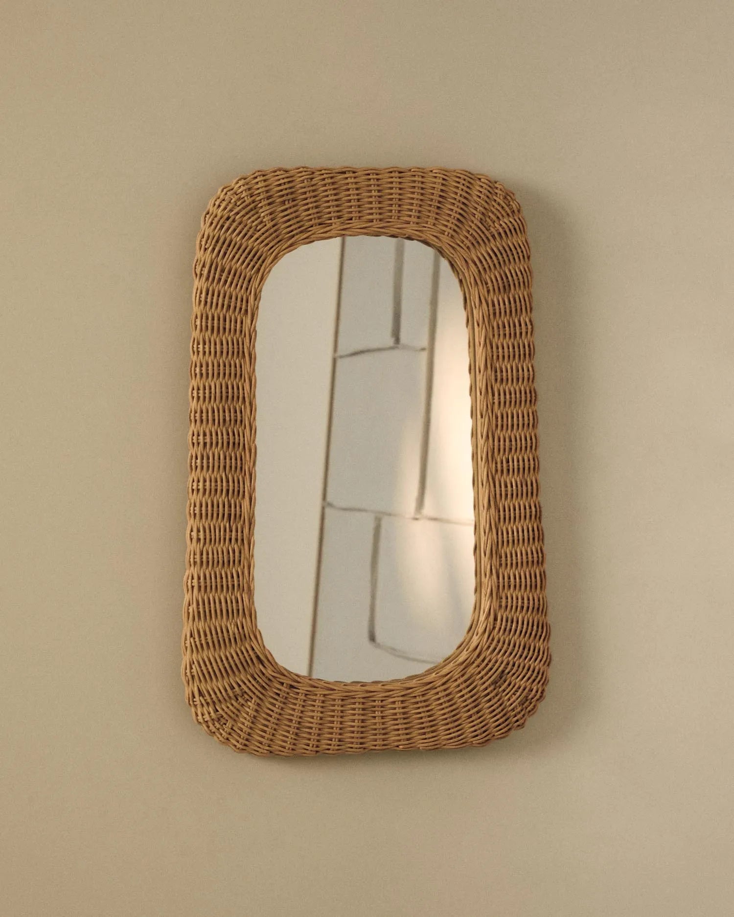 Rattanspiegel Zilna, 38 x 59 cm in Natur präsentiert im Onlineshop von KAQTU Design AG. Spiegel ist von Kave Home