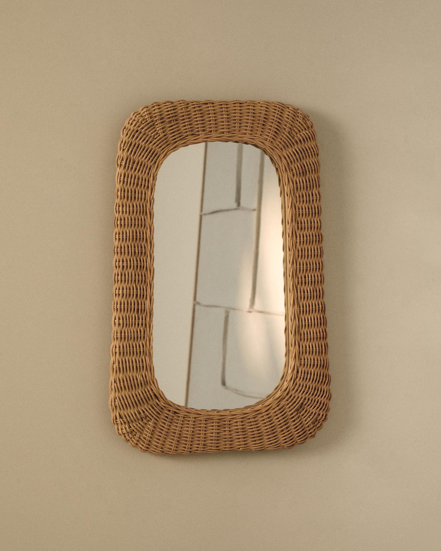 Rattanspiegel Zilna, 38 x 59 cm in Natur präsentiert im Onlineshop von KAQTU Design AG. Spiegel ist von Kave Home