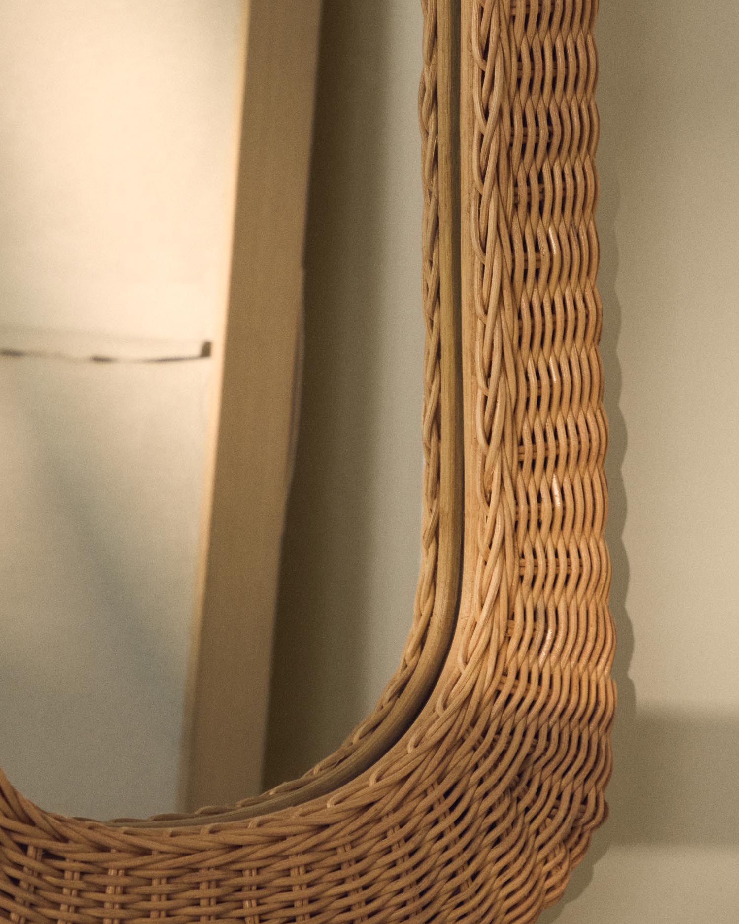 Rattanspiegel Zilna, 38 x 59 cm in Natur präsentiert im Onlineshop von KAQTU Design AG. Spiegel ist von Kave Home