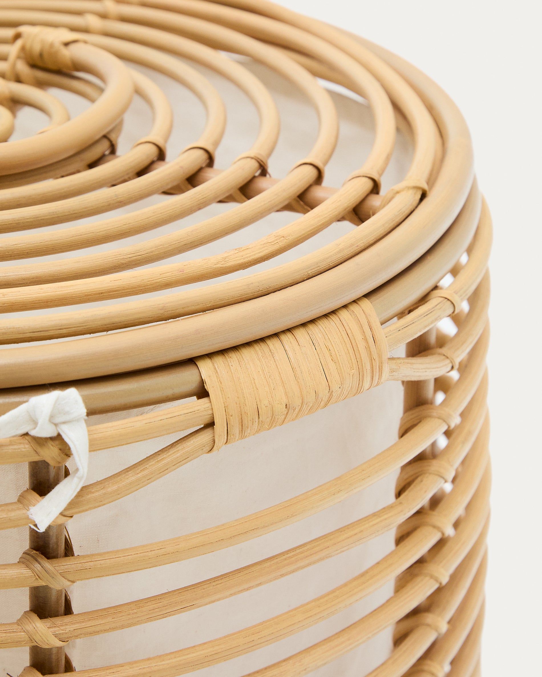 Stilvoller Wäschekorb Liora aus Rattan, 59 cm hoch, perfekt für die Aufbewahrung von Wäsche und als dekoratives Element in jedem Raum.