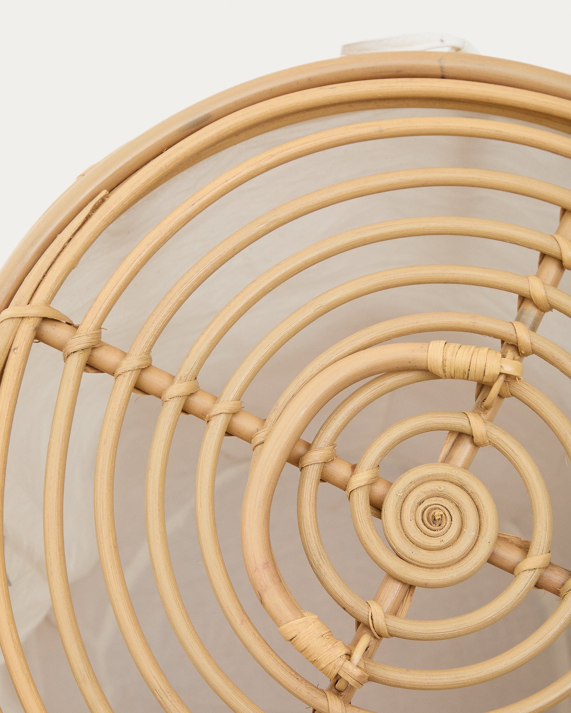 Eleganter Wäschekorb Liora aus Rattan, 59 cm hoch, ideal für die stilvolle Wäscheorganisation und als ansprechendes Wohnaccessoire.