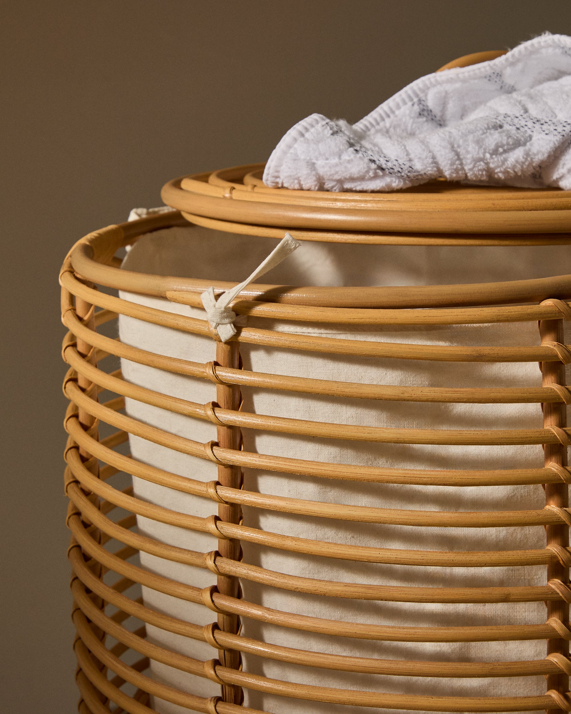 Eleganter Rattan-Wäschekorb Liora, 59 cm hoch, ideal für eine stilvolle und praktische Wäscheorganisation in Ihrem Zuhause.