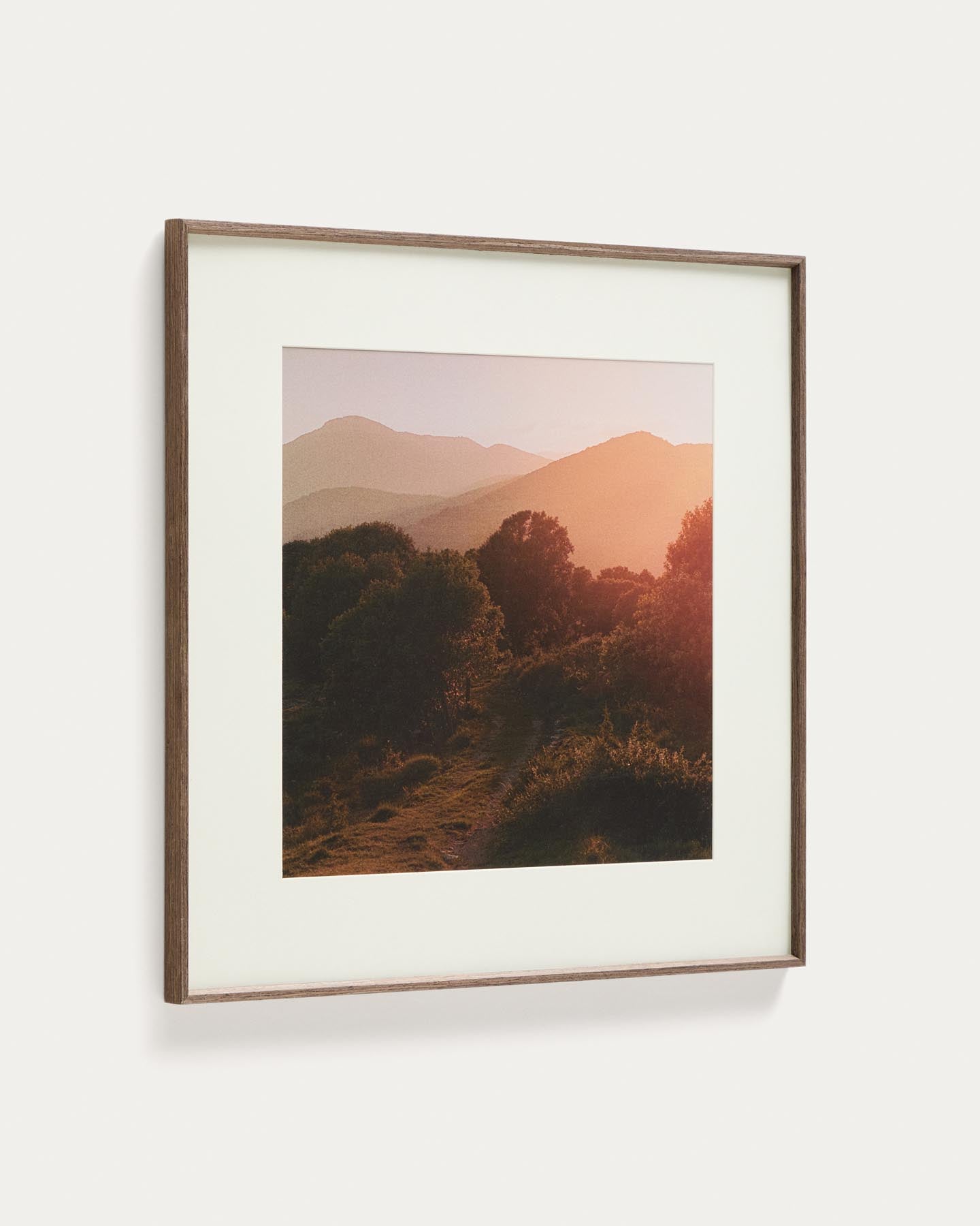 Bild Zavira, Fotografie der Landschaft von La Garrotxa, 58 x 58 cm in Mehrfarbig präsentiert im Onlineshop von KAQTU Design AG. Bild ist von Kave Home