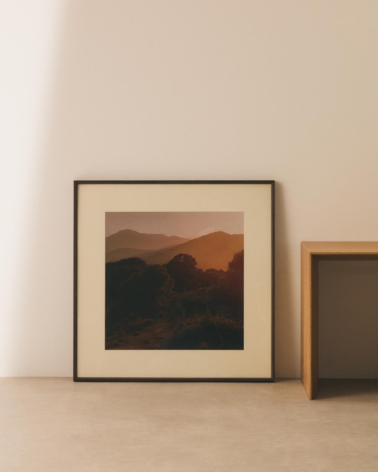 Bild Zavira, Fotografie der Landschaft von La Garrotxa, 58 x 58 cm in Mehrfarbig präsentiert im Onlineshop von KAQTU Design AG. Bild ist von Kave Home