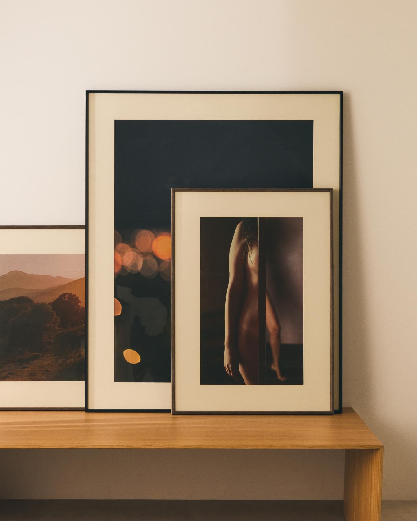 Bild Zavira, Fotografie der Landschaft von La Garrotxa, 58 x 58 cm in Mehrfarbig präsentiert im Onlineshop von KAQTU Design AG. Bild ist von Kave Home