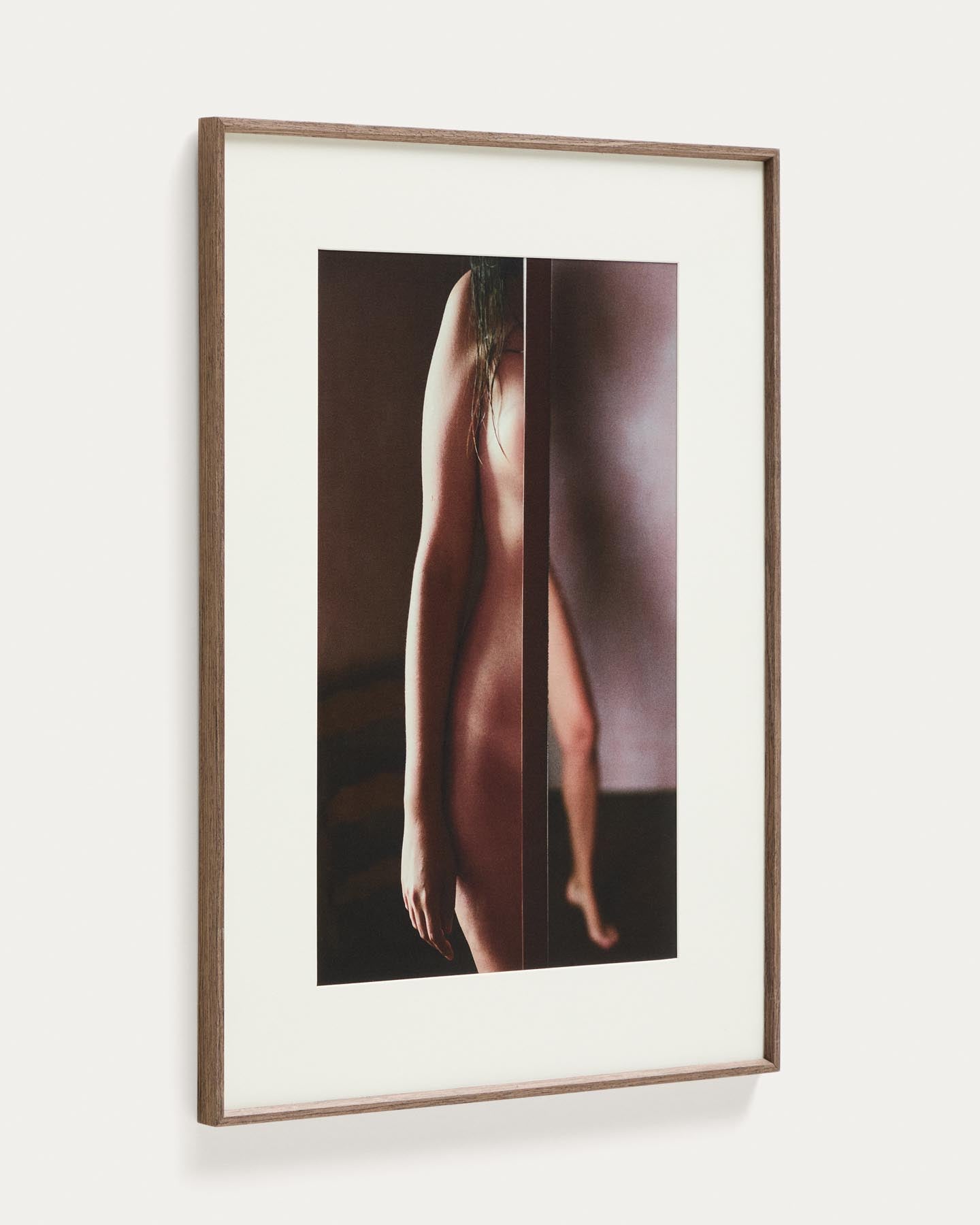 Bild Zavira, Fotografie eines weiblichen Körpers, 50 x 70 cm in Mehrfarbig präsentiert im Onlineshop von KAQTU Design AG. Bild ist von Kave Home