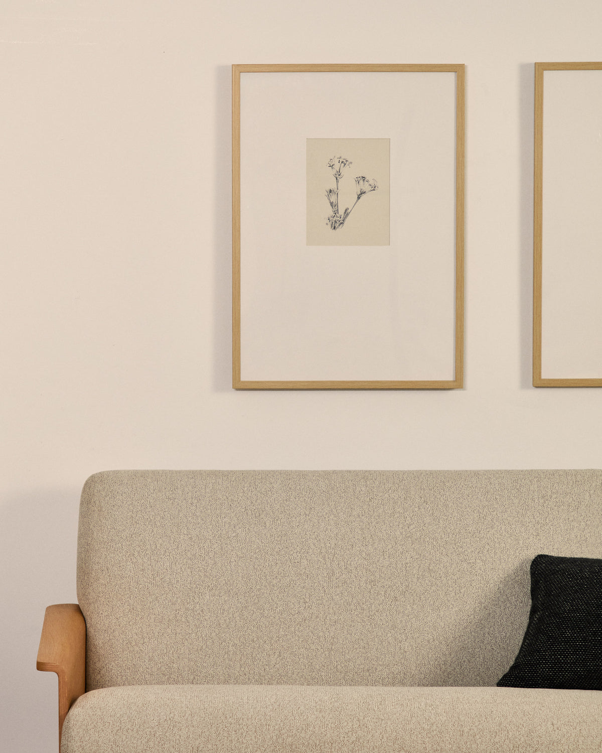 Bild Lirena, botanische Illustration, 50 x 70 cm in Beige, Weiss präsentiert im Onlineshop von KAQTU Design AG. Bild ist von Kave Home