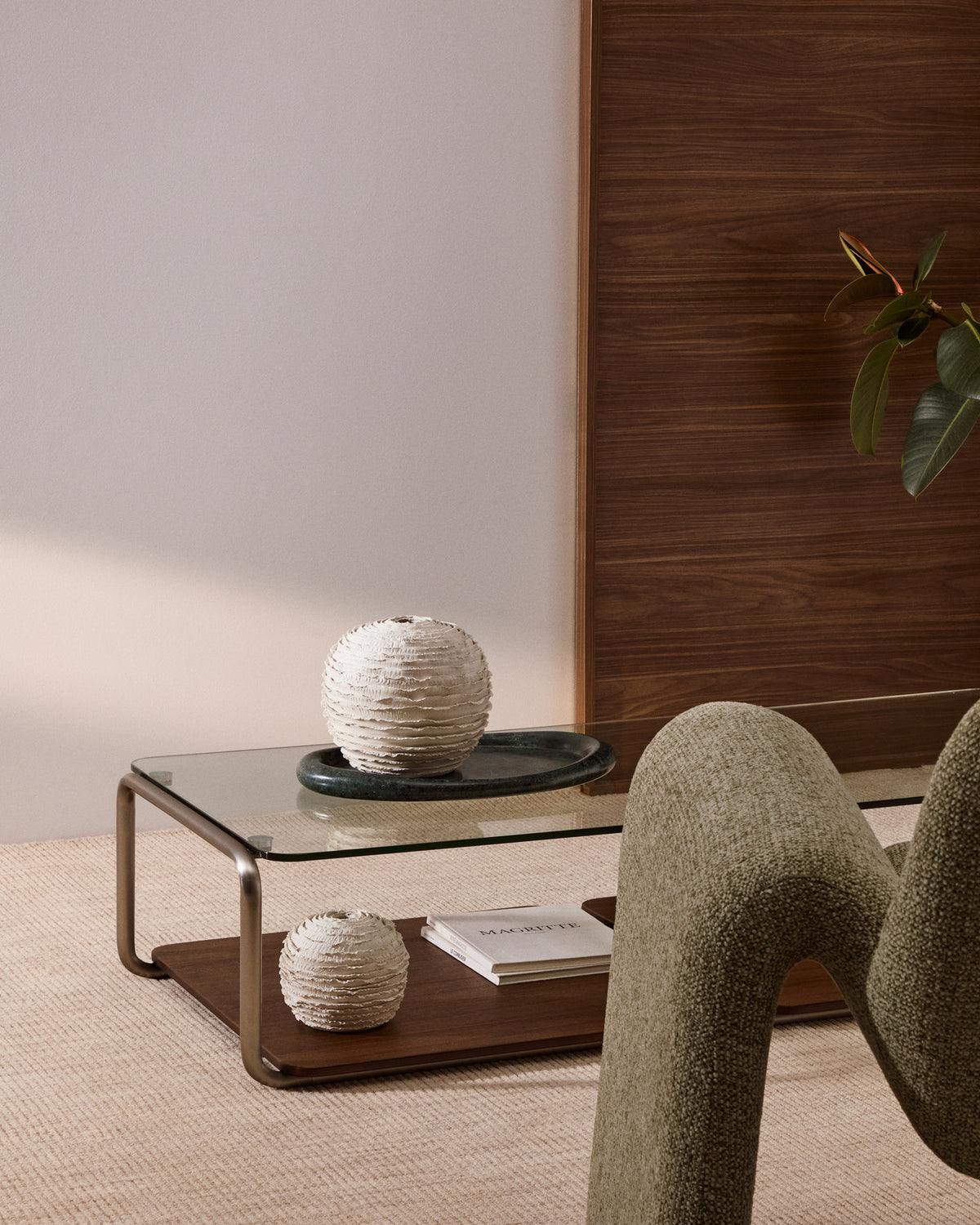 Vase Evania aus beigefarbener Keramik 21 cm in Weiss präsentiert im Onlineshop von KAQTU Design AG. Vase ist von Kave Home