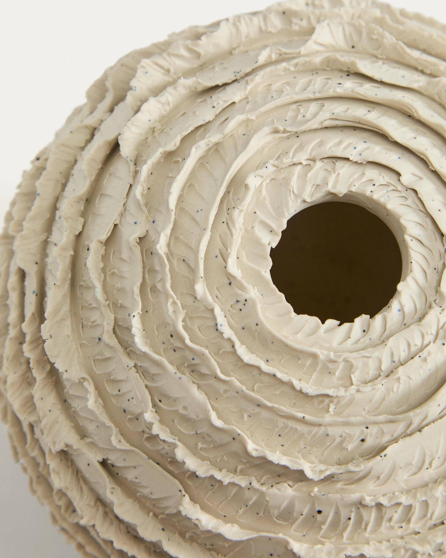 Vase Evania aus beigefarbener Keramik 15,5 cm in Weiß präsentiert im Onlineshop von KAQTU Design AG. Vase ist von Kave Home