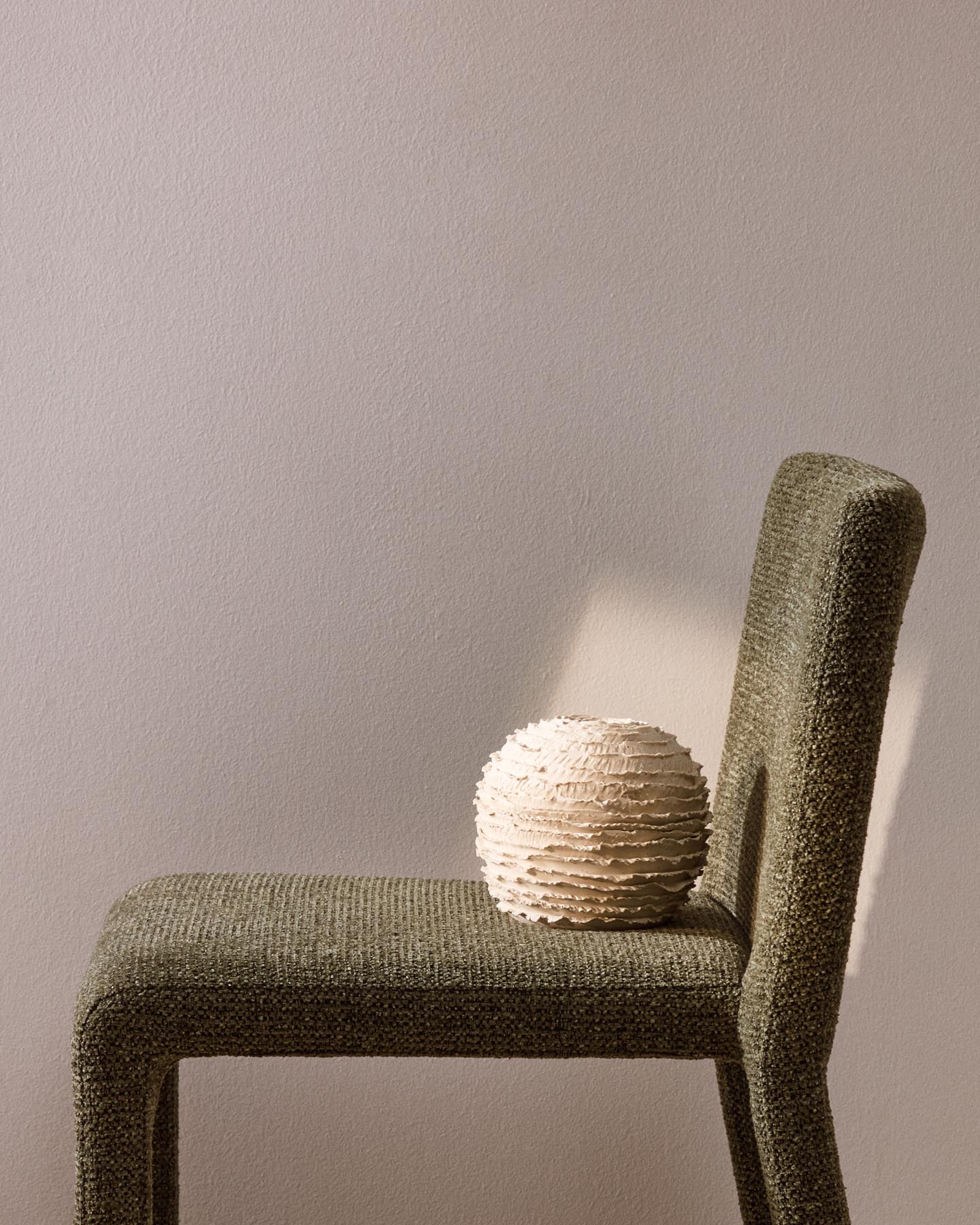 Vase Evania aus beigefarbener Keramik 15,5 cm in Weiß präsentiert im Onlineshop von KAQTU Design AG. Vase ist von Kave Home