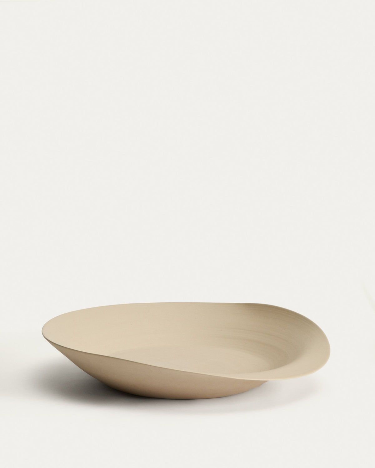 Dekoschale Ebenor aus beigefarbener Keramik Ø 53 cm in Beige präsentiert im Onlineshop von KAQTU Design AG. Schale ist von Kave Home