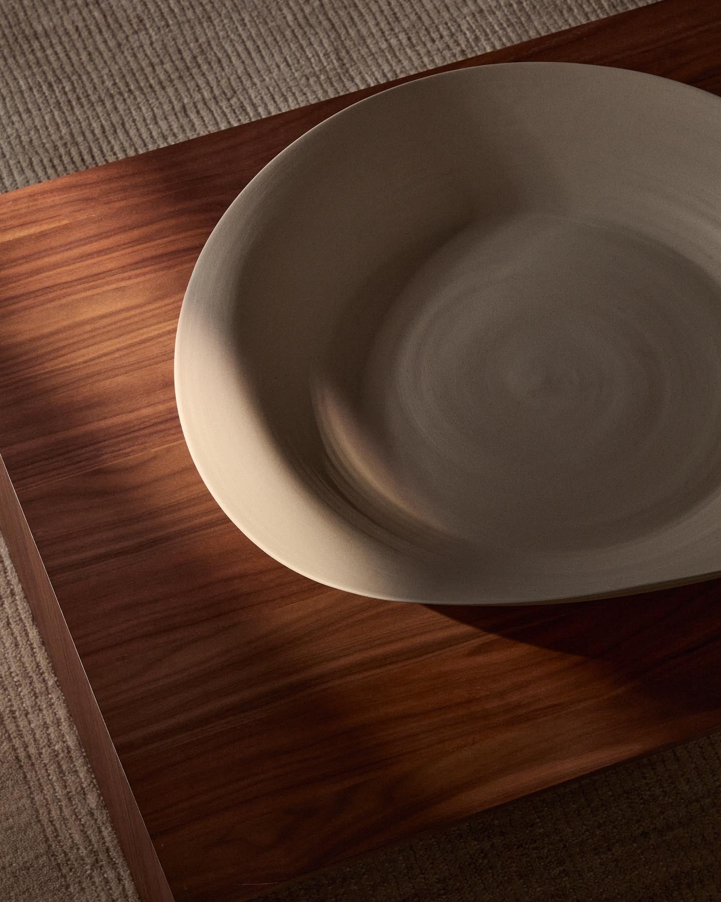 Dekoschale Ebenor aus beigefarbener Keramik Ø 53 cm in Beige präsentiert im Onlineshop von KAQTU Design AG. Schale ist von Kave Home