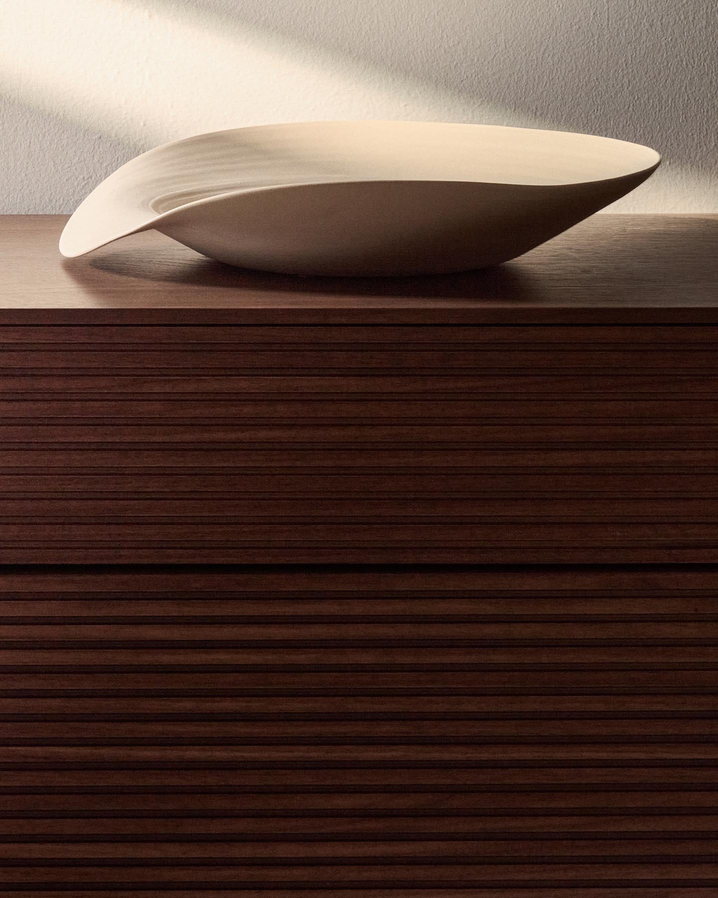 Dekoschale Ebenor aus beigefarbener Keramik Ø 40 cm in Beige präsentiert im Onlineshop von KAQTU Design AG. Schale ist von Kave Home