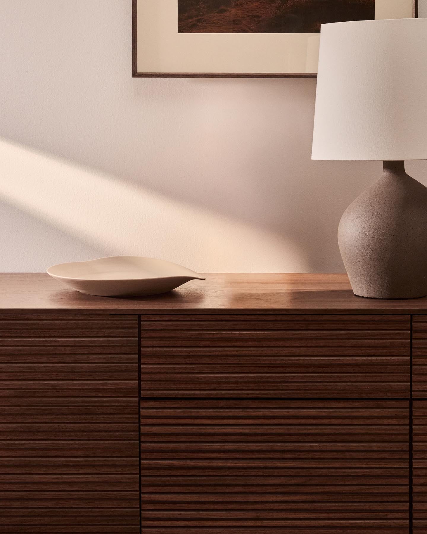 Stilvolle Schale aus beiger Keramik mit einem Durchmesser von 30 cm, perfekt für kreative Tischgestaltungen und moderne Wohnkonzepte.