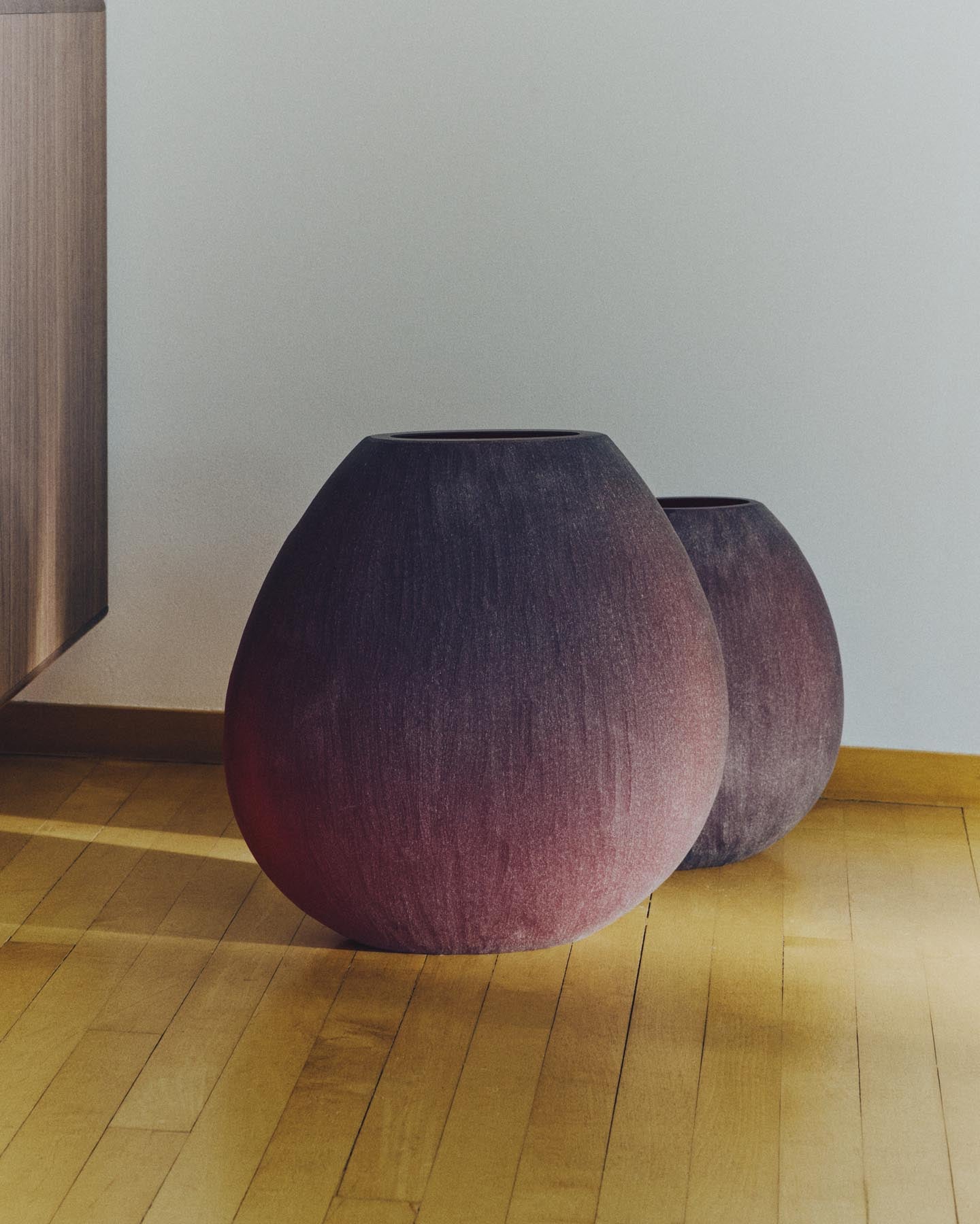 Vase Rovena aus bordeauxfarbenem Glas 43,5 cm in  präsentiert im Onlineshop von KAQTU Design AG. Vase ist von Kave Home