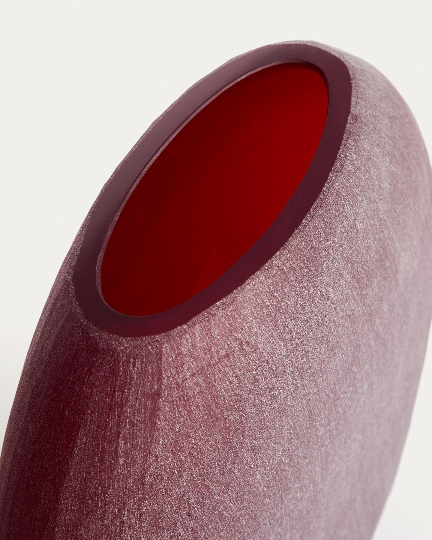 Vase Rovena aus bordeauxfarbenem Glas 33,5 cm in  präsentiert im Onlineshop von KAQTU Design AG. Vase ist von Kave Home