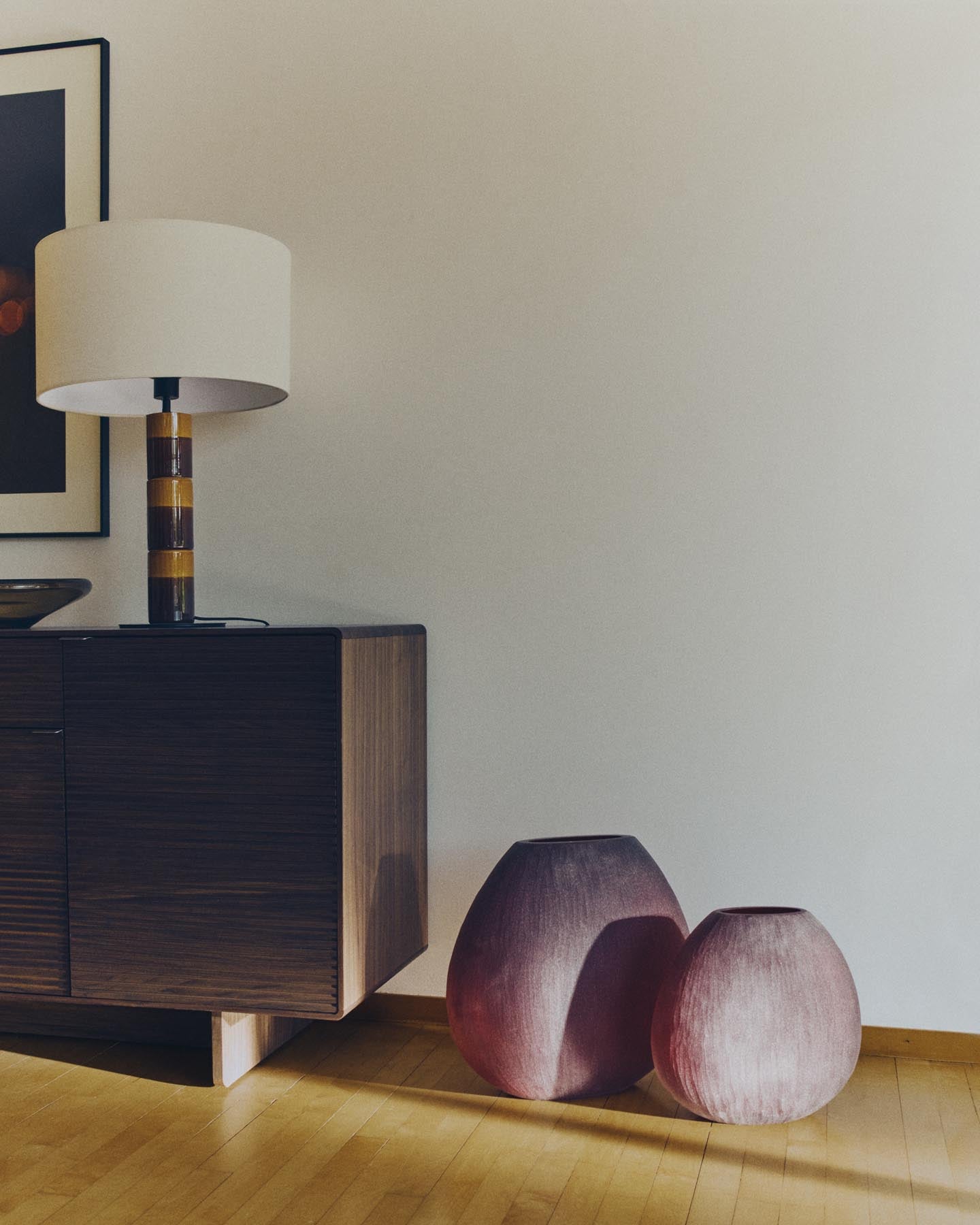 Vase Rovena aus bordeauxfarbenem Glas 33,5 cm in  präsentiert im Onlineshop von KAQTU Design AG. Vase ist von Kave Home