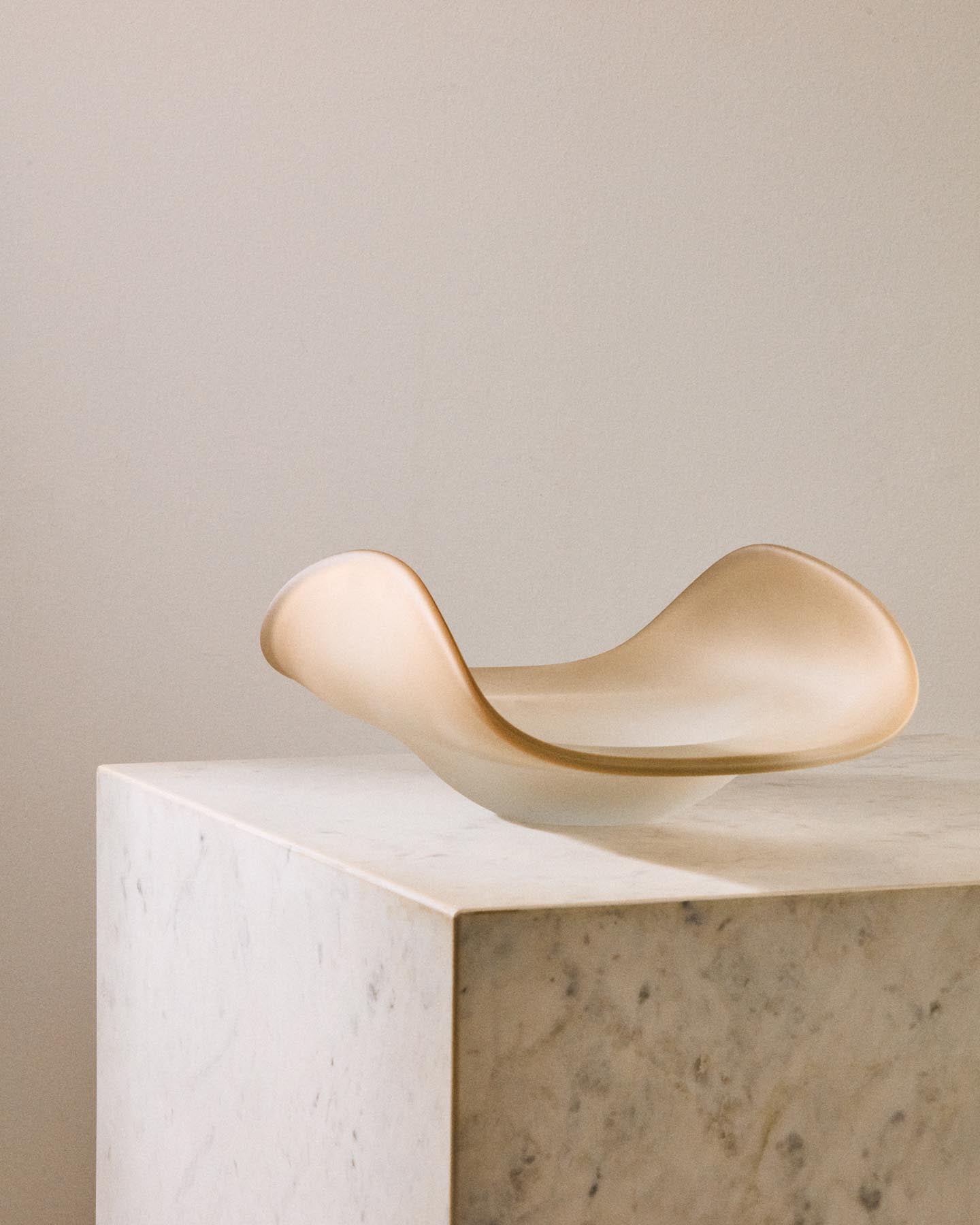 Dekoschale Vionze aus beigefarbenem Glas 41 x 25 cm in Beige präsentiert im Onlineshop von KAQTU Design AG. Vase ist von Kave Home