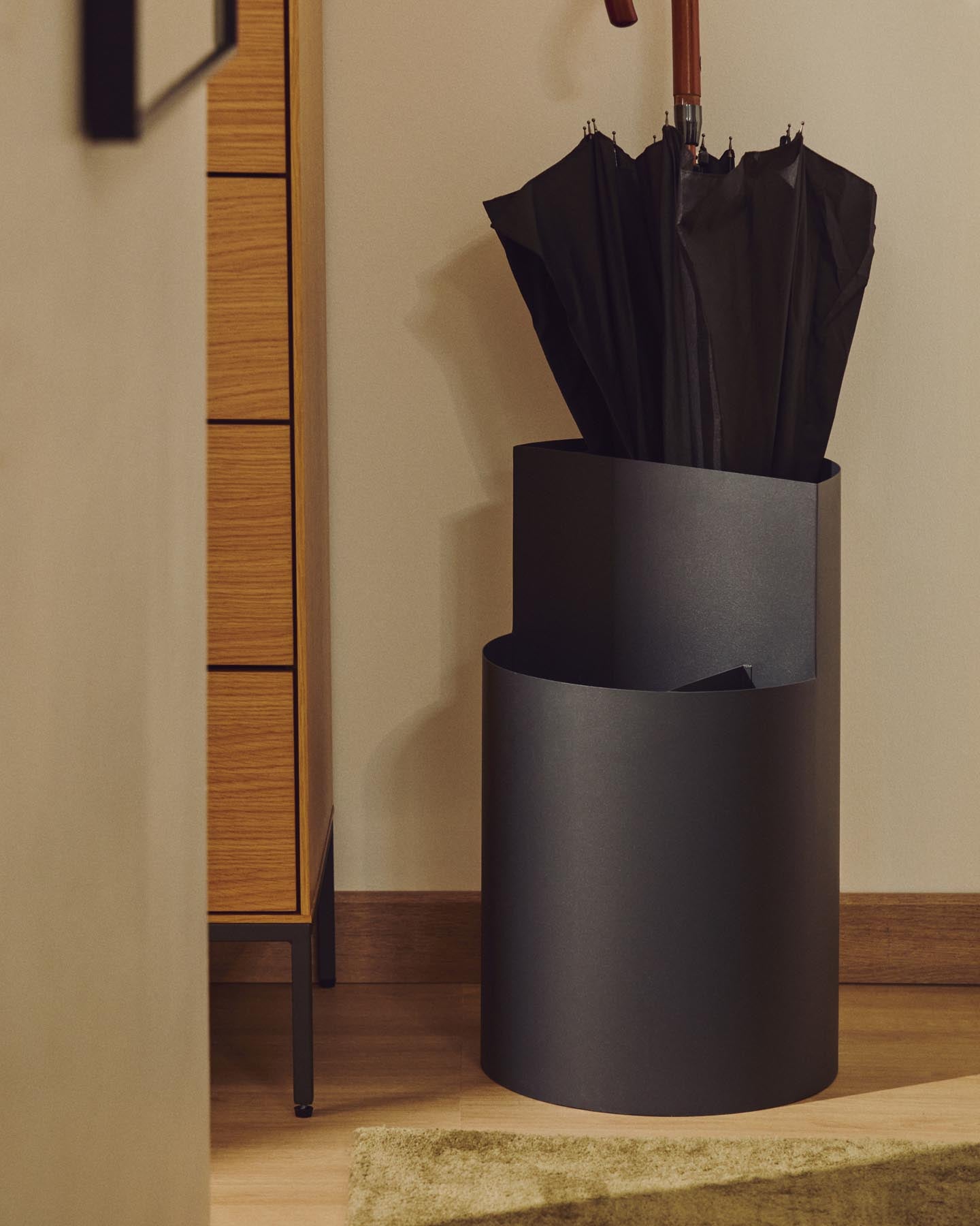 Großer Schirmständer Atin aus dunkelgrauem Metall in Dunkelgrau präsentiert im Onlineshop von KAQTU Design AG. Schirmständer ist von Kave Home