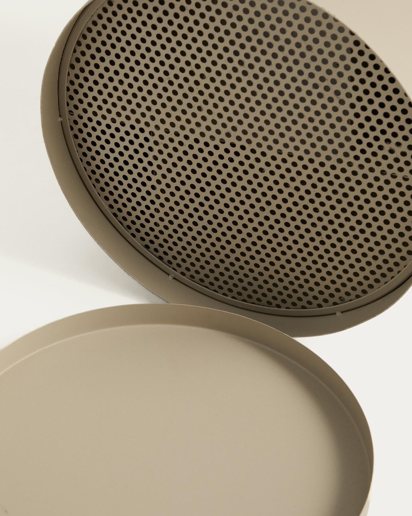 Großer Schirmständer Atin aus beigem Metall in Beige präsentiert im Onlineshop von KAQTU Design AG. Schirmständer ist von Kave Home