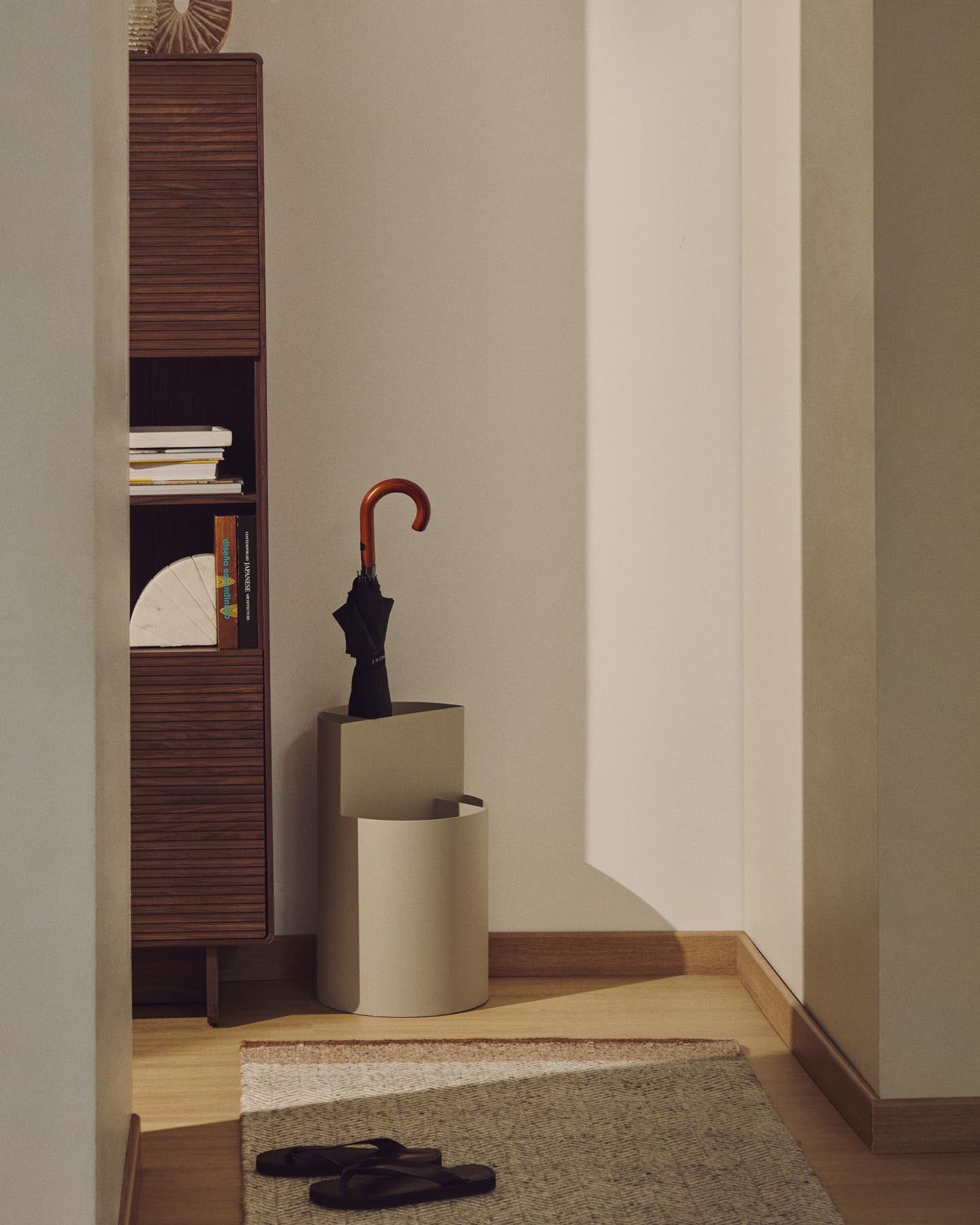 Großer Schirmständer Atin aus beigem Metall in Beige präsentiert im Onlineshop von KAQTU Design AG. Schirmständer ist von Kave Home