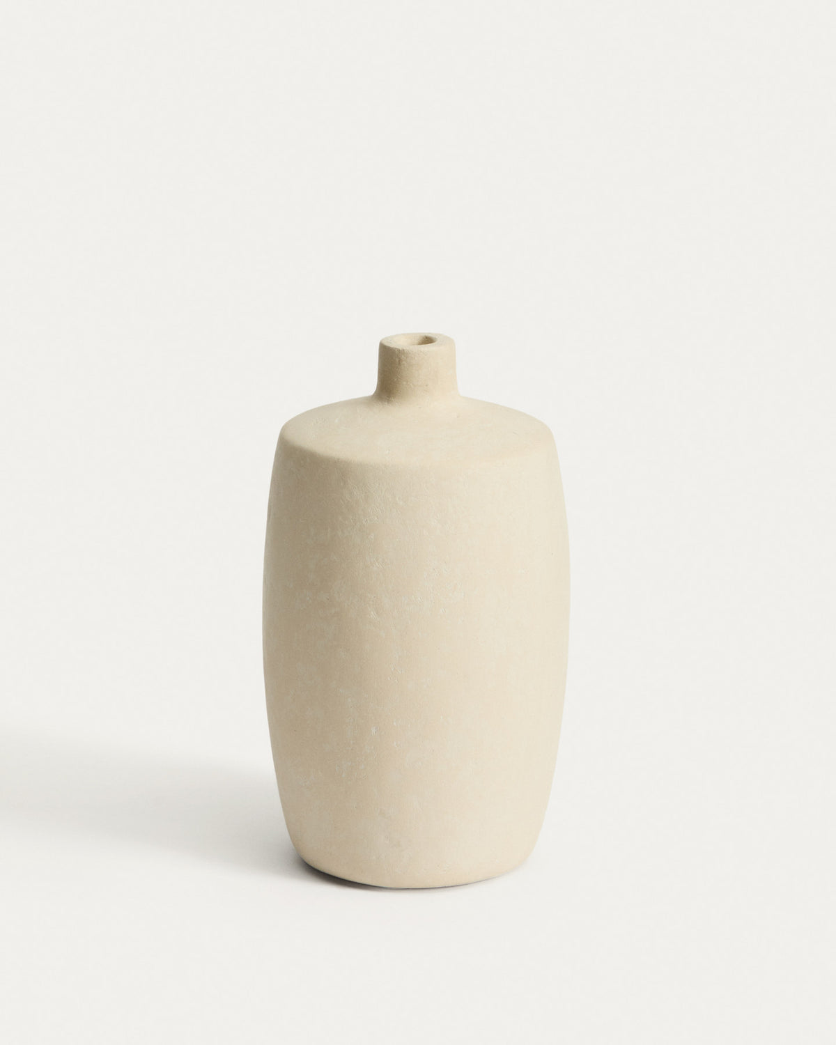 Vase Mireni aus Pappmaché in Beige Ø 26 cm in Weiss präsentiert im Onlineshop von KAQTU Design AG. Vase ist von Kave Home