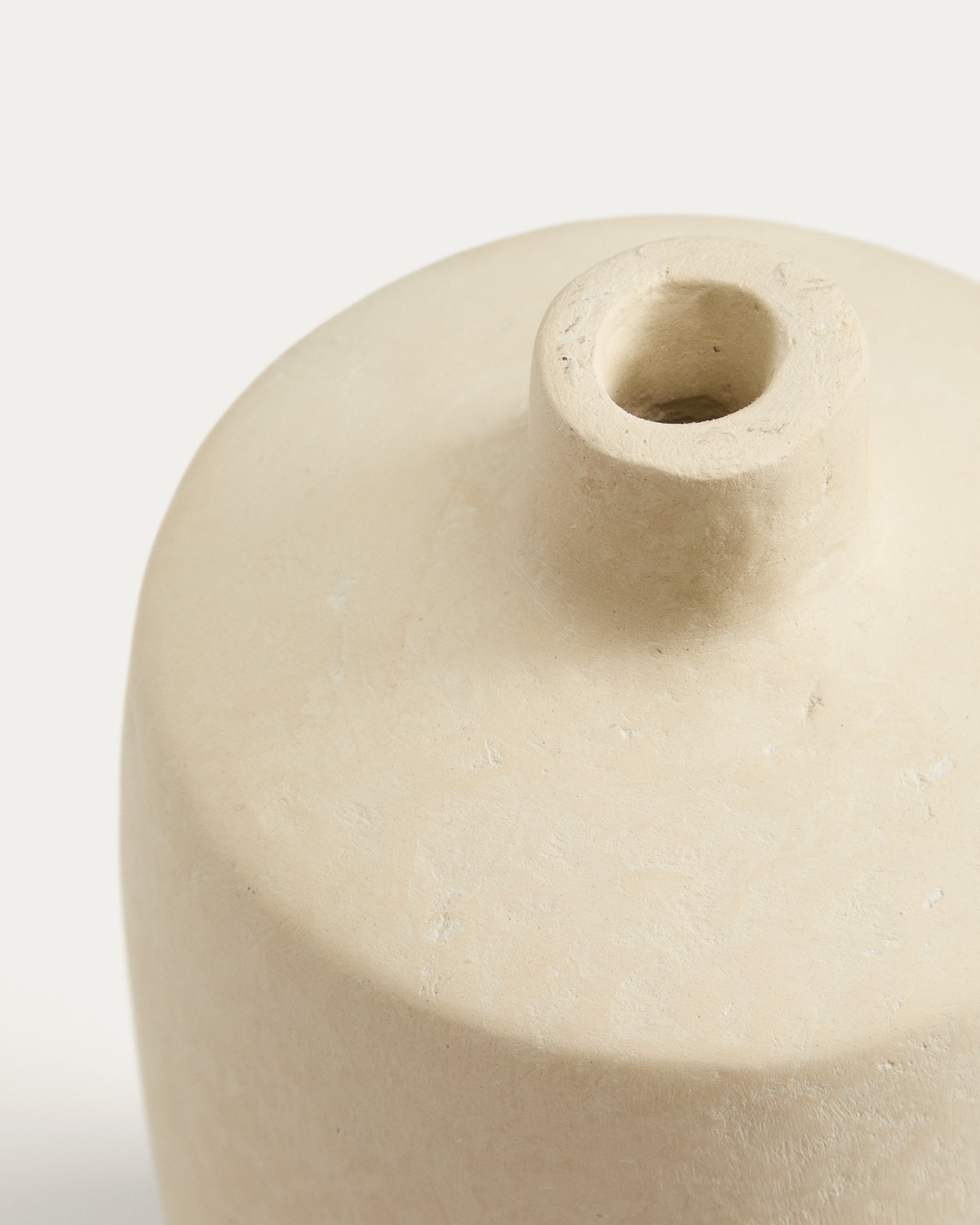 Elegante beige Vase Mireni aus Pappmaché mit 26 cm Durchmesser, ideal für stilvolle Dekoration und individuelle Blumenarrangements.