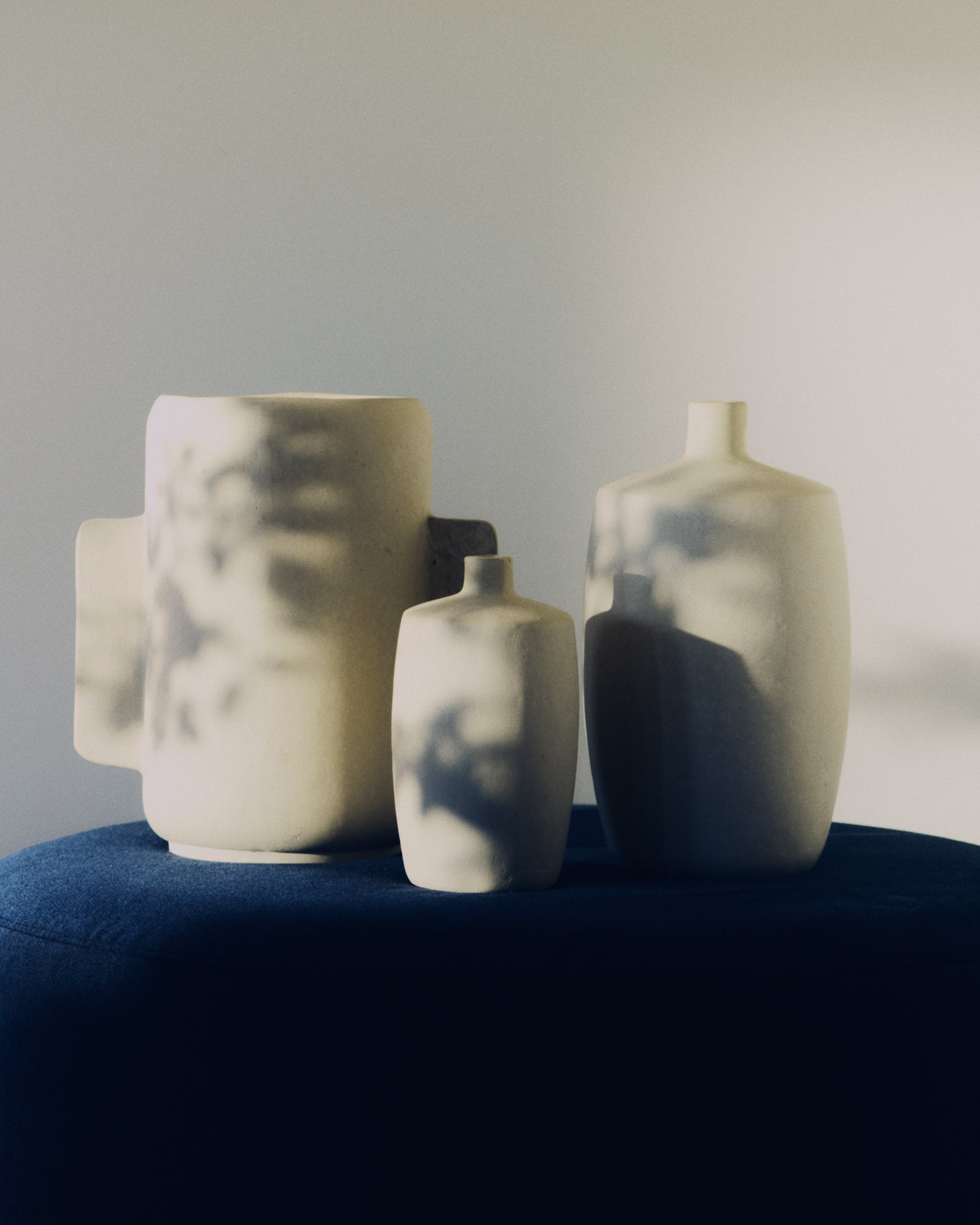 Elegante beige Vase Mireni aus Pappmaché mit einem Durchmesser von 39 cm, ideal für stilvolle Dekoration und moderne Wohnräume.