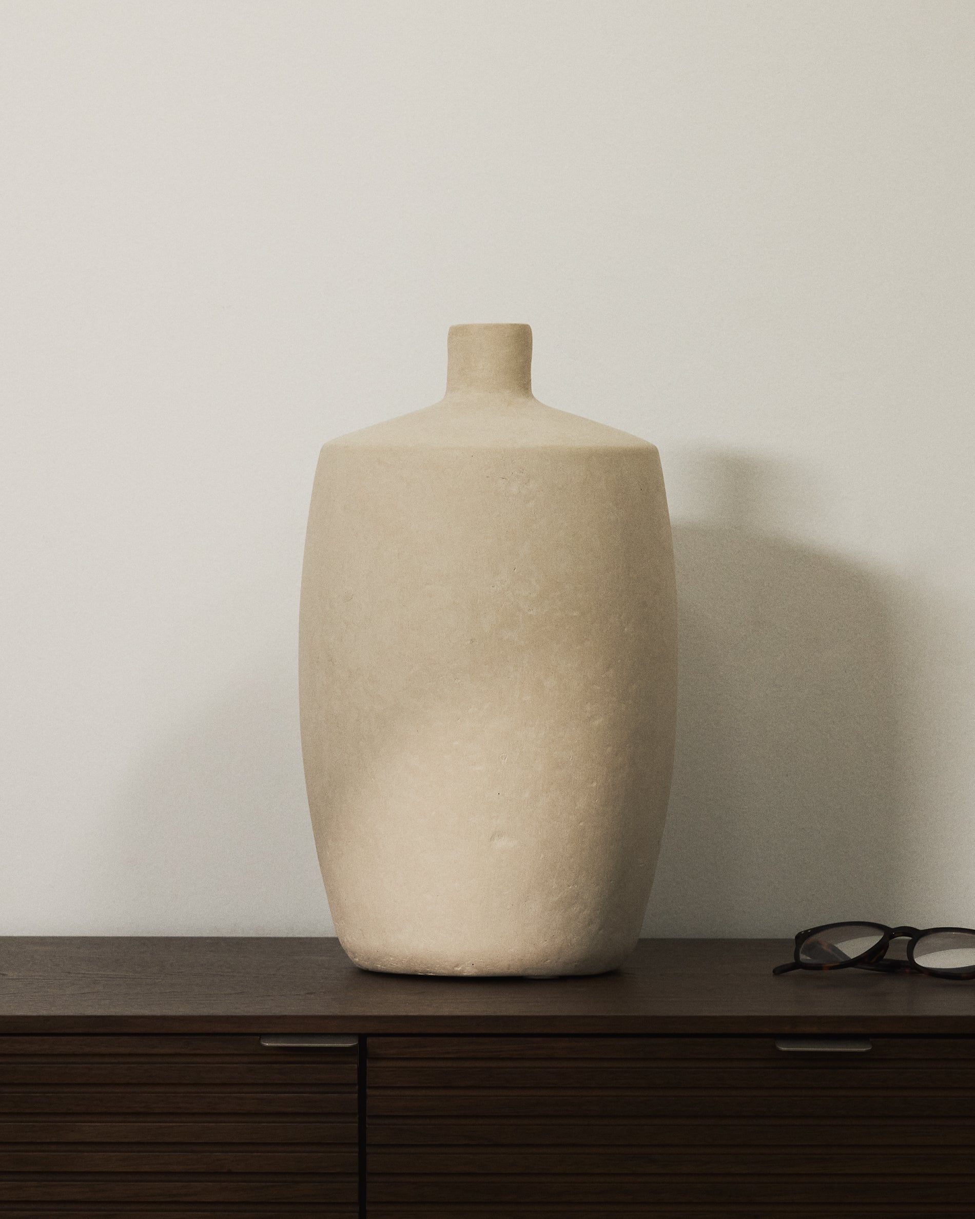 Stilvolle beige Pappmaché-Vase Mireni mit 39 cm Durchmesser, perfekt für moderne Dekoration und kreative Blumenarrangements.