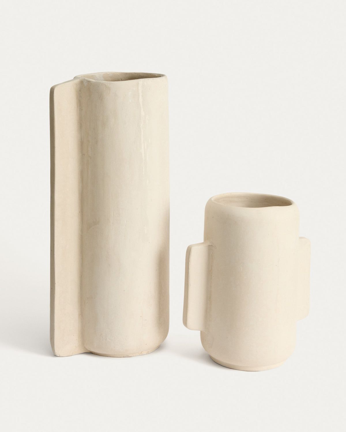 Vase Mireni aus Pappmaché in Beige 38 cm in Weiss präsentiert im Onlineshop von KAQTU Design AG. Vase ist von Kave Home