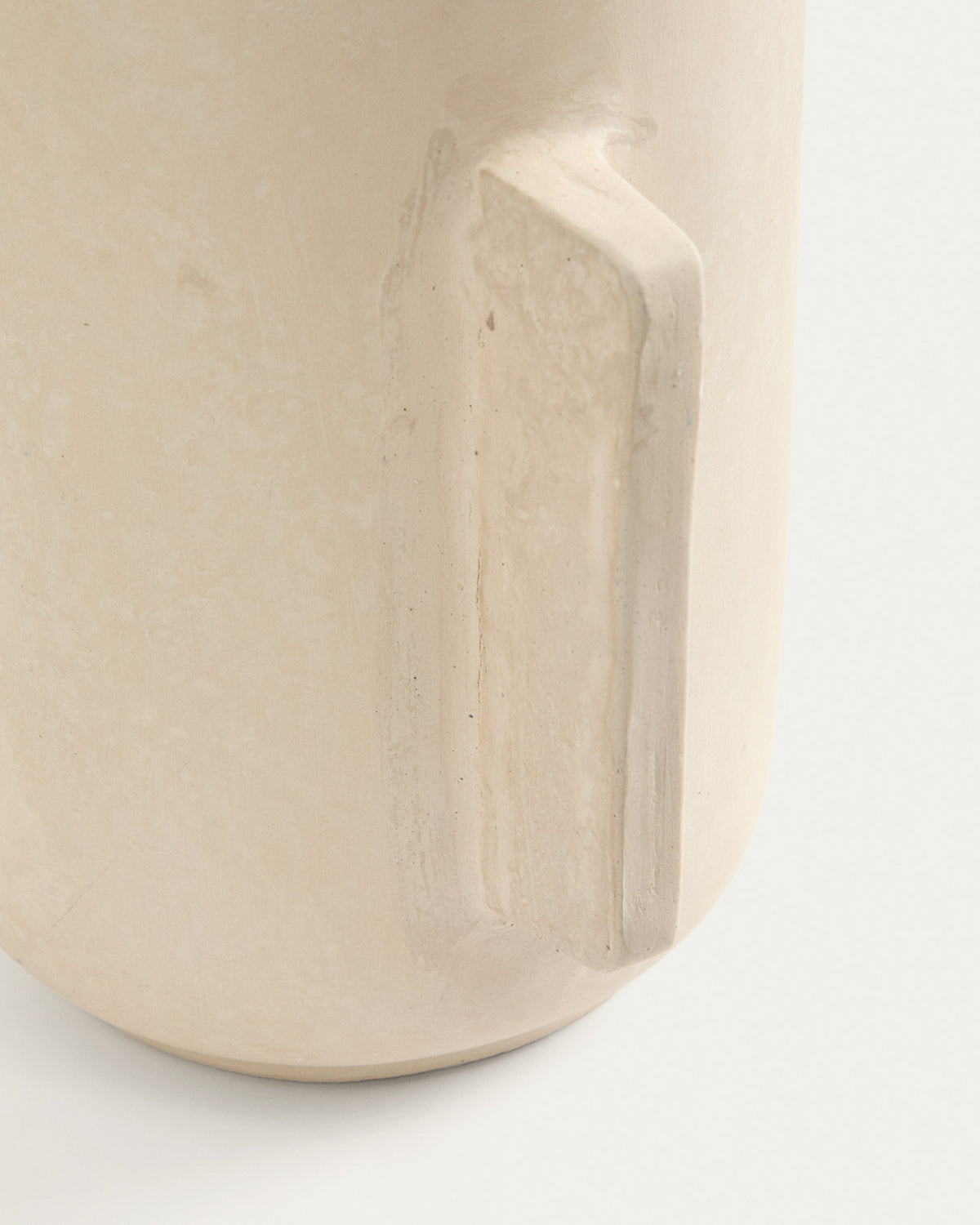 Vase Mireni aus Pappmaché in Beige 38 cm in Weiss präsentiert im Onlineshop von KAQTU Design AG. Vase ist von Kave Home