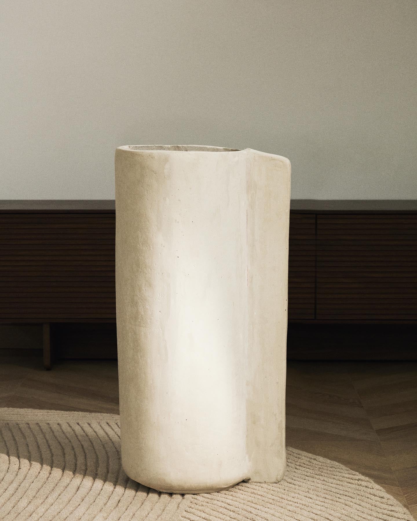Elegante beige Vase Mireni aus Pappmaché, 67 cm hoch, ideal für stilvolle Dekoration, erhältlich bei Kave Home.