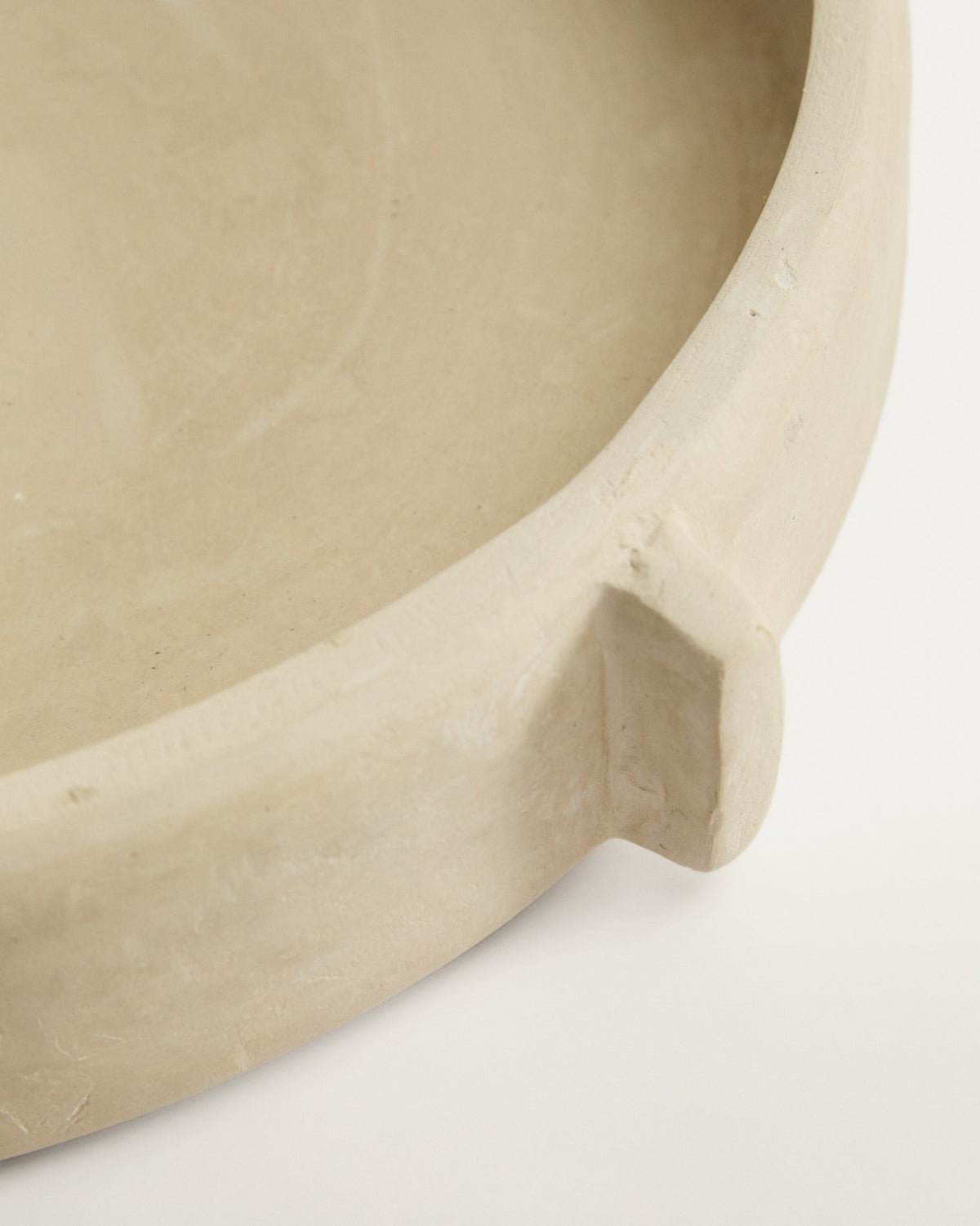 Schale Mireni aus Pappmaché in Beige Ø 31 cm in Weiss präsentiert im Onlineshop von KAQTU Design AG. Vase ist von Kave Home
