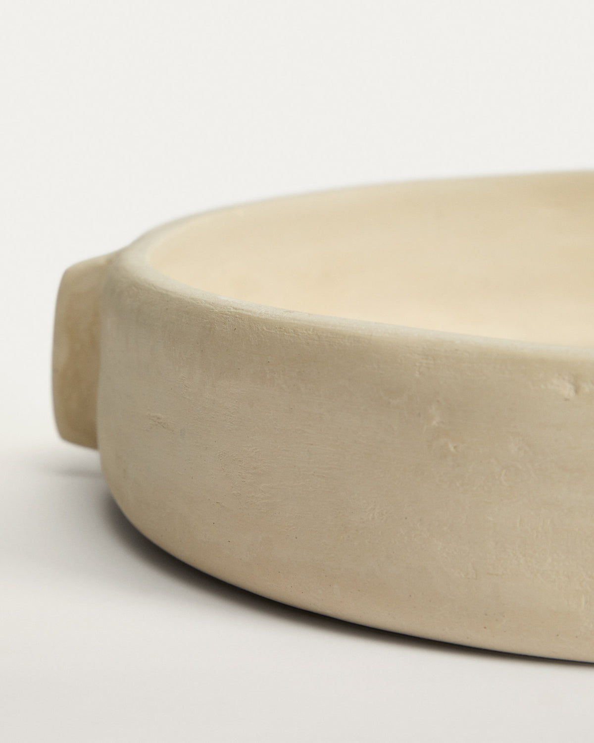 Schale Mireni aus Pappmaché in Beige Ø 31 cm in Weiss präsentiert im Onlineshop von KAQTU Design AG. Vase ist von Kave Home