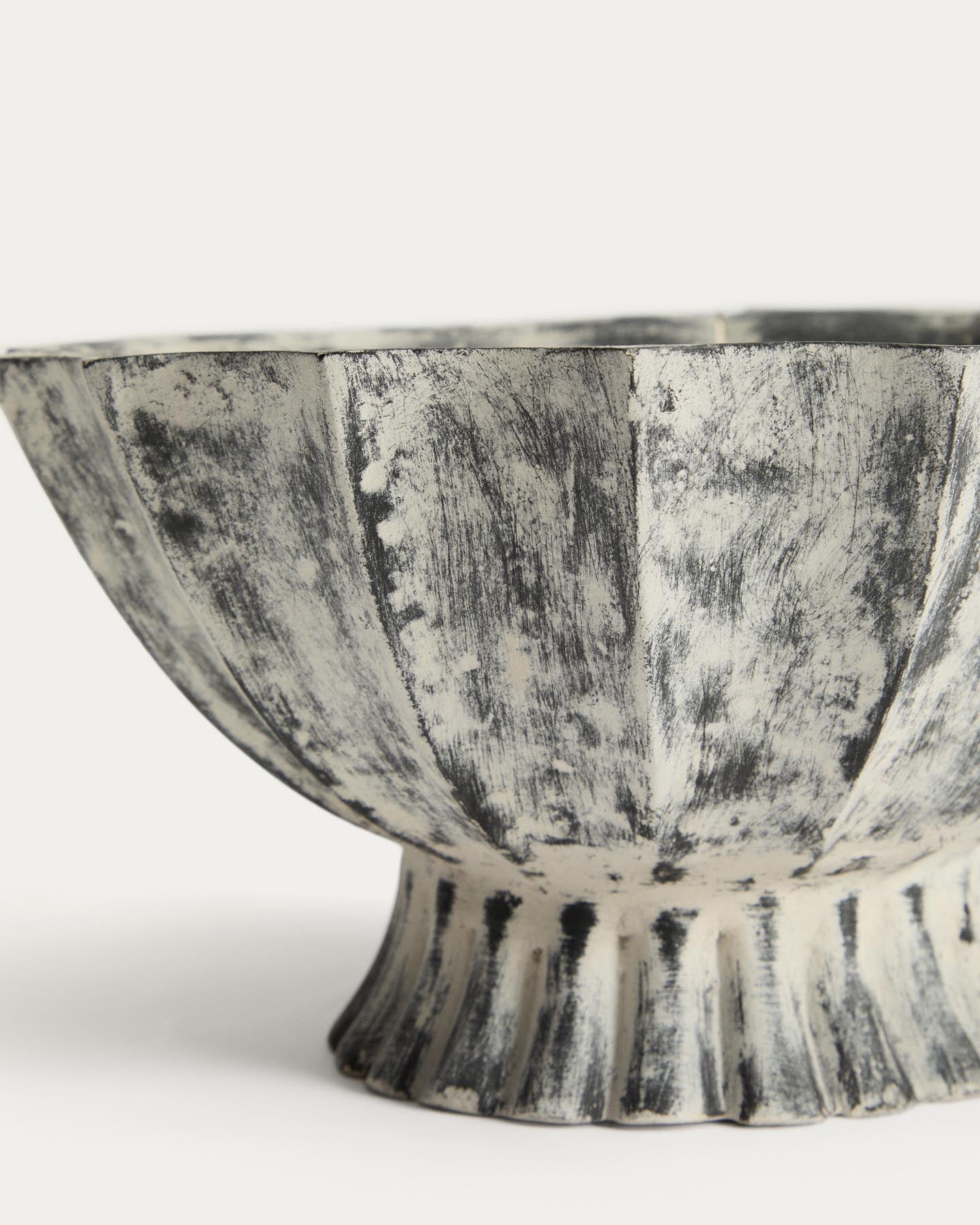 Schale Valura aus Pappmaché in Grau Ø 26 cm in Schwarz präsentiert im Onlineshop von KAQTU Design AG. Vase ist von Kave Home