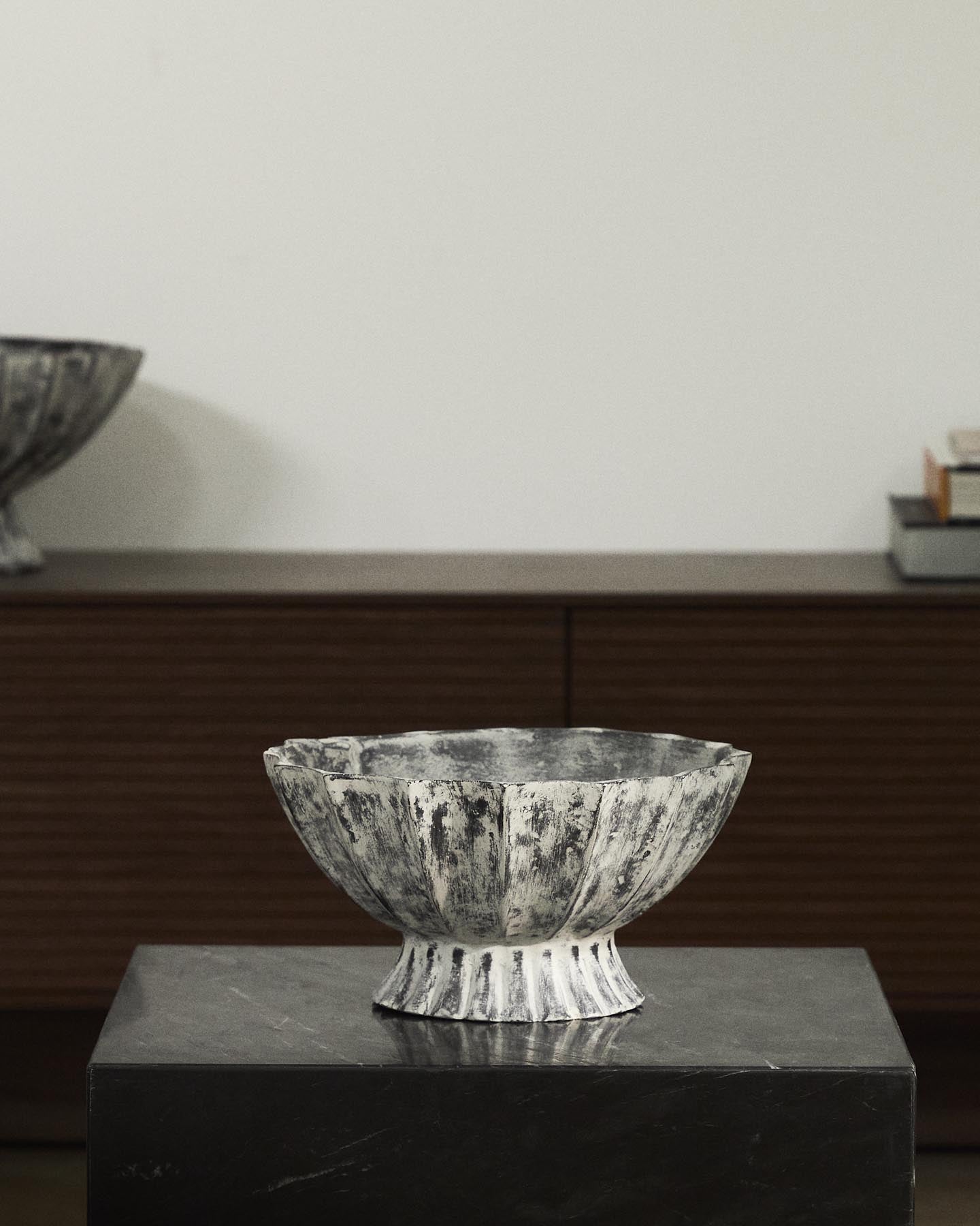 Schale Valura aus Pappmaché in Grau Ø 26 cm in Schwarz präsentiert im Onlineshop von KAQTU Design AG. Vase ist von Kave Home