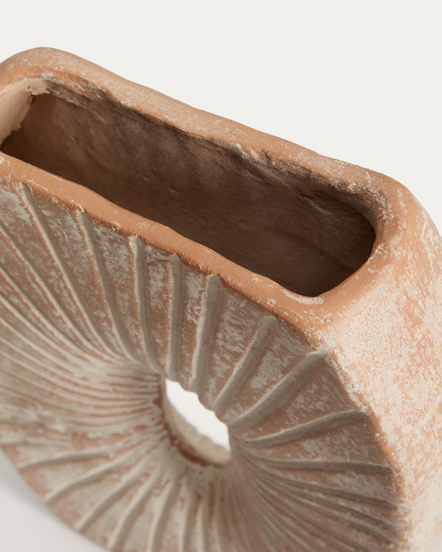 Vase Valura aus Pappmaché in Rosa und Beige 31 cm in Blassrosa präsentiert im Onlineshop von KAQTU Design AG. Vase ist von Kave Home