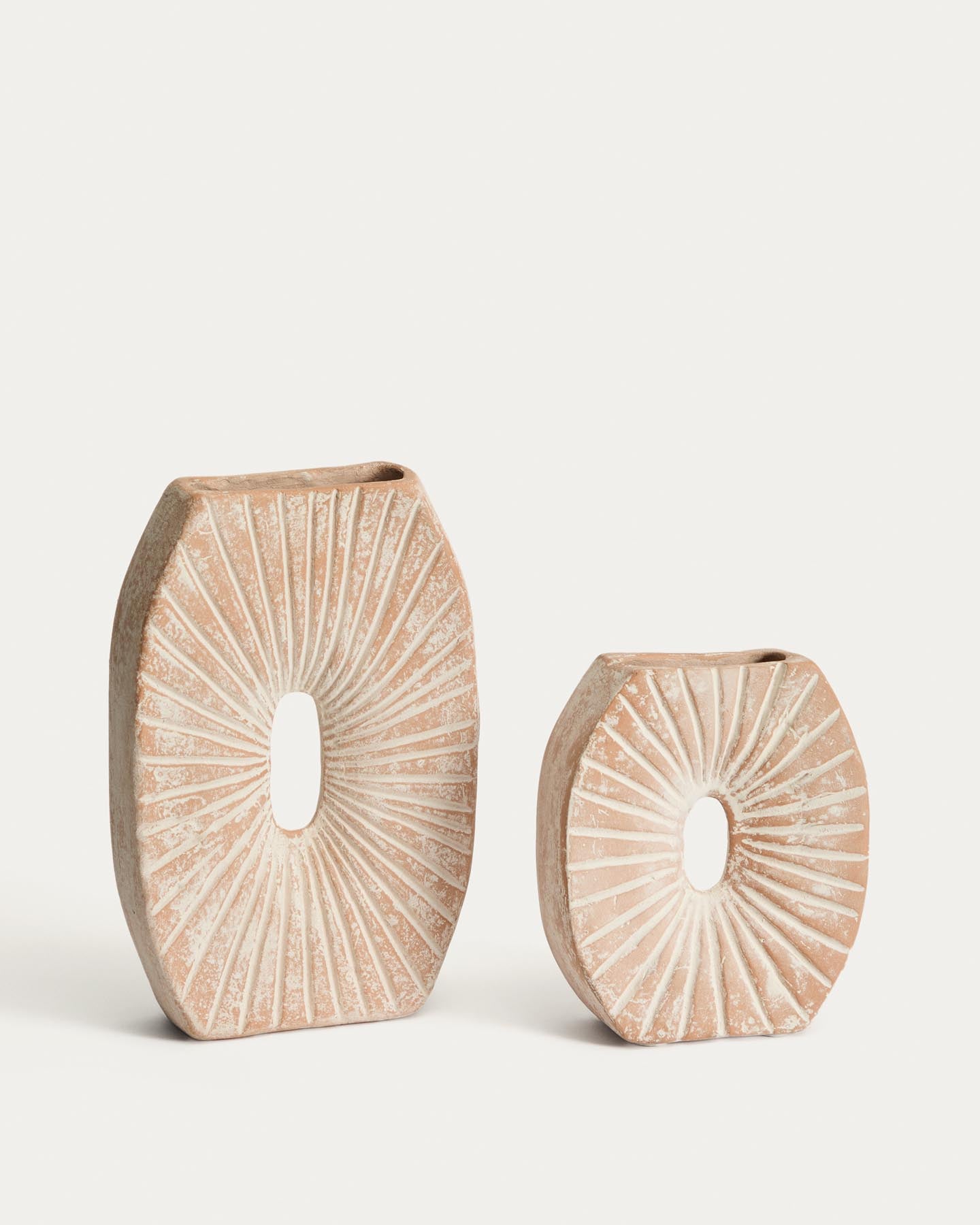 Vase Valura aus Pappmaché in Rosa und Beige 31 cm in Blassrosa präsentiert im Onlineshop von KAQTU Design AG. Vase ist von Kave Home